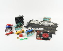 A COLLECTION OF SCALEXTRIC CARS AND TRACKS (QTY)