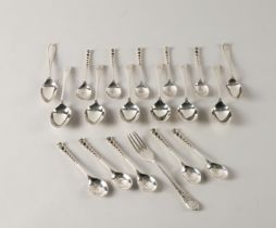 A GROUP OF SILVER FLATWARE (19)