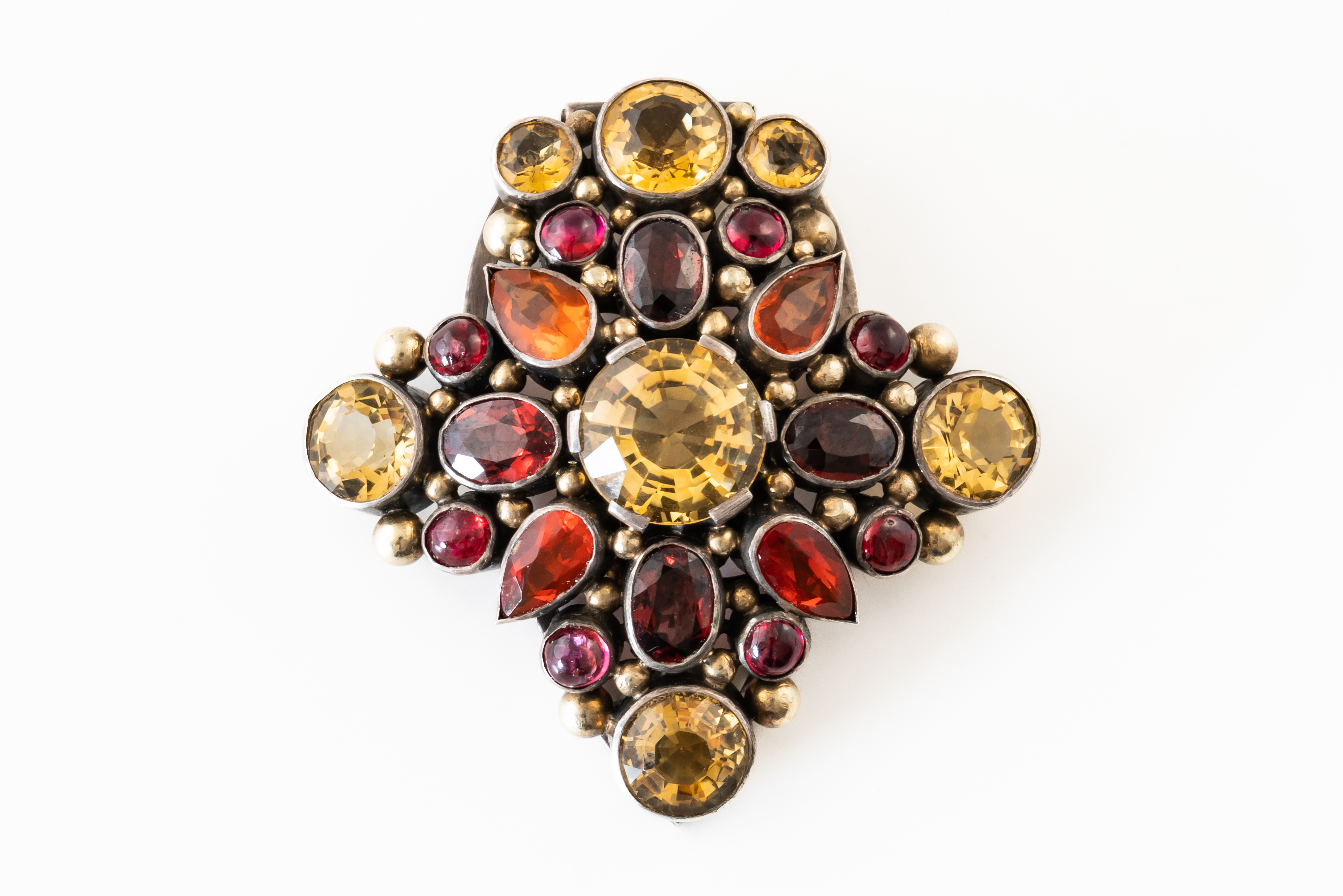 ATTRIBUTED TO DORRIE NOSSITER: AN EARLY 20TH CENTURY GEMSET CLIP BROOCH