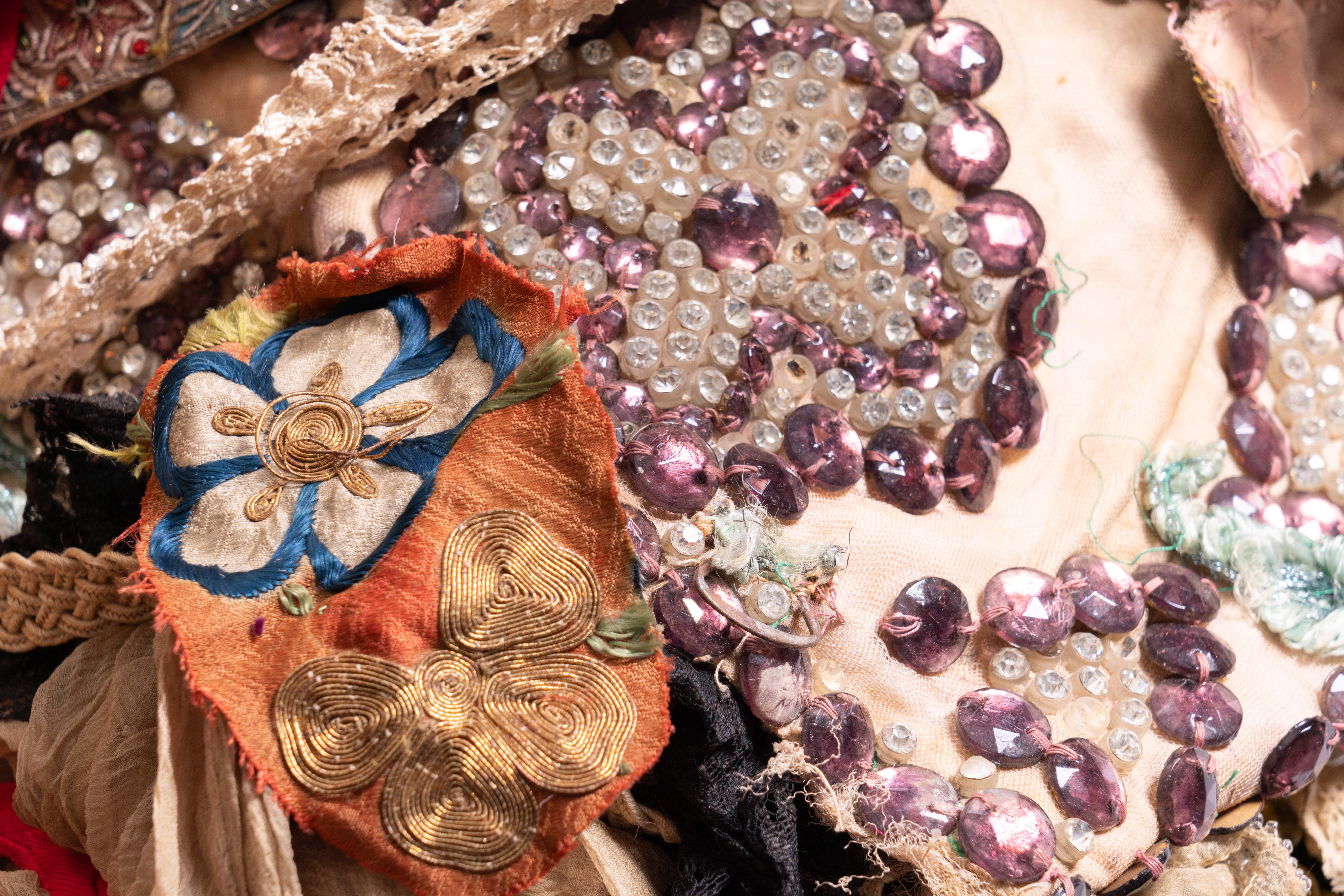 A LARGE COLLECTION OF MATERIALS, BEADED COSTUME ELEMENTS ETC (QTY) - Image 11 of 25