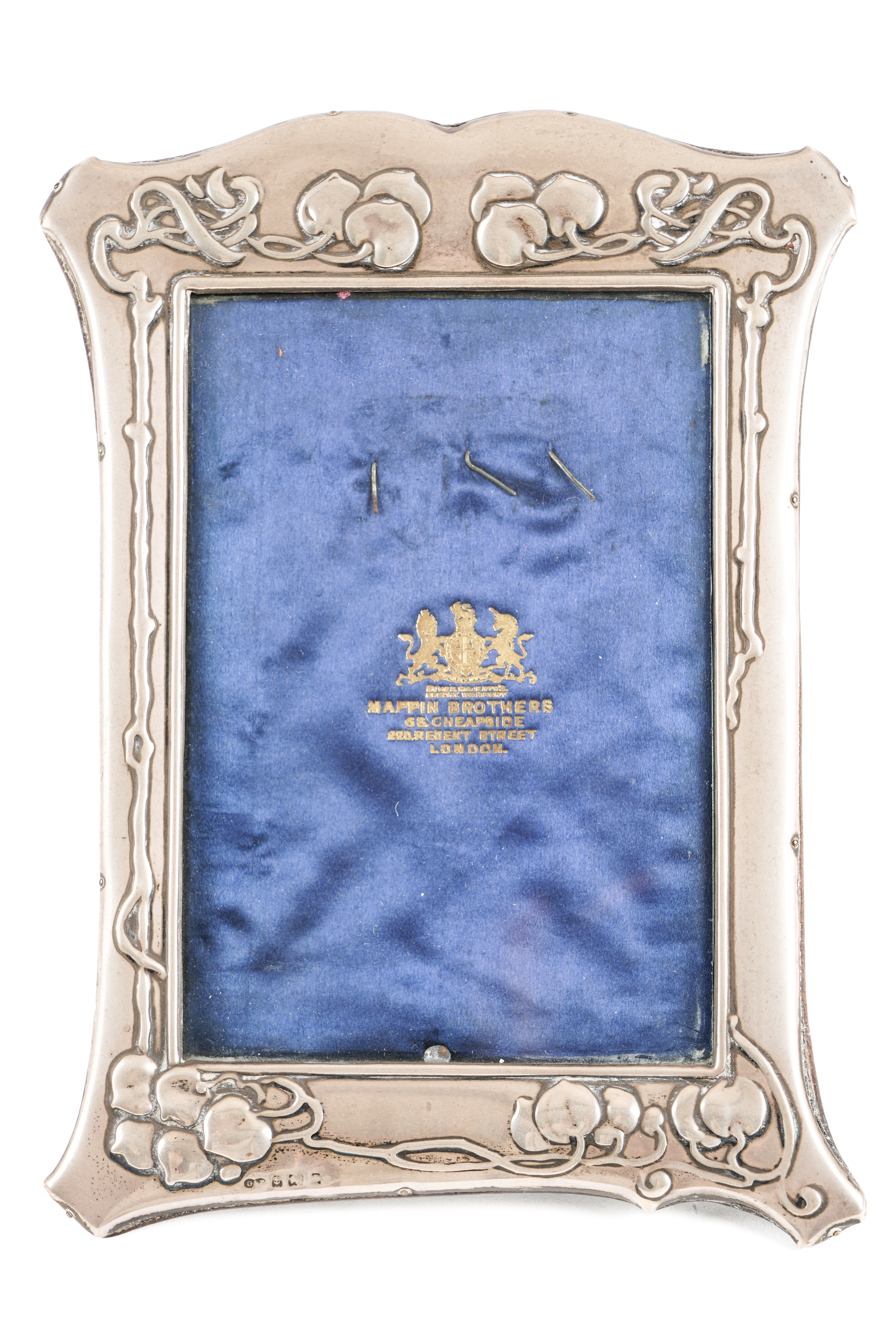 A SILVER MOUNTED SHAPED RECTANGULAR ART NOUVEAU PHOTOGRAPH FRAME - Image 3 of 4