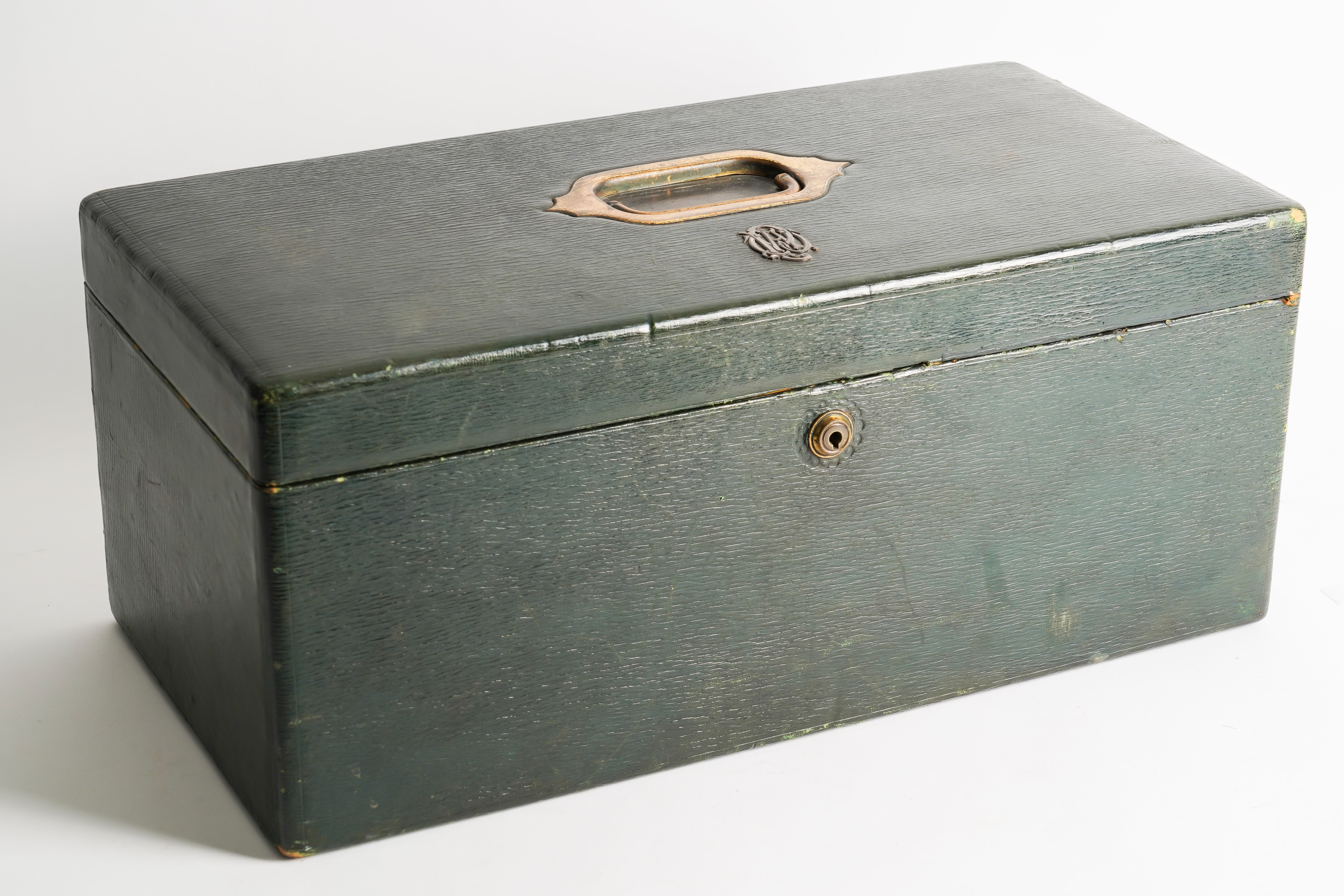 A LARGE 19TH CENTURY GREEN MOROCCO LEATHER JEWELLERY CASE