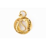 AN 18CT GOLD PISCES PENDANT