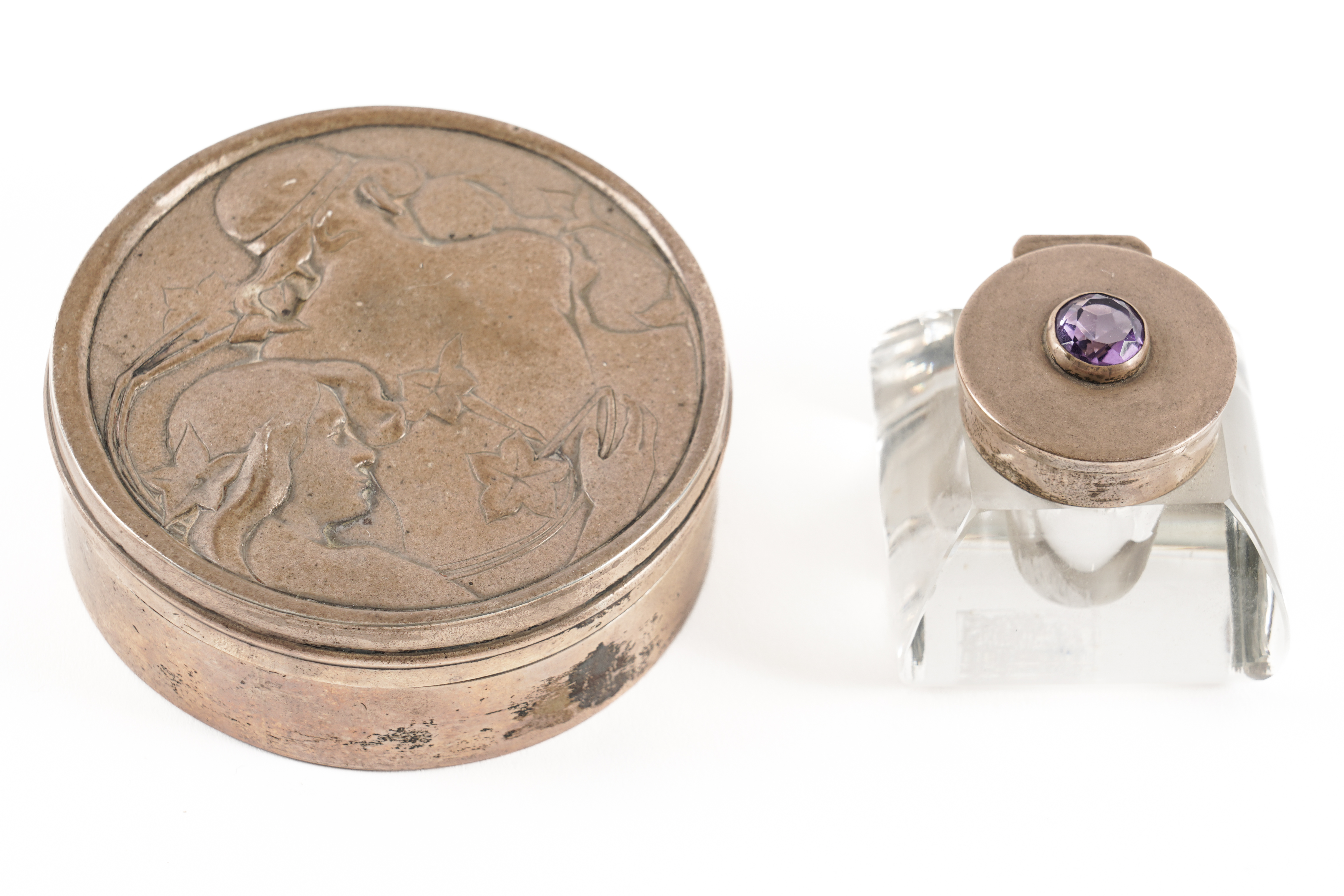 A SILVER TRINKET BOX AND AN INKWELL (2)