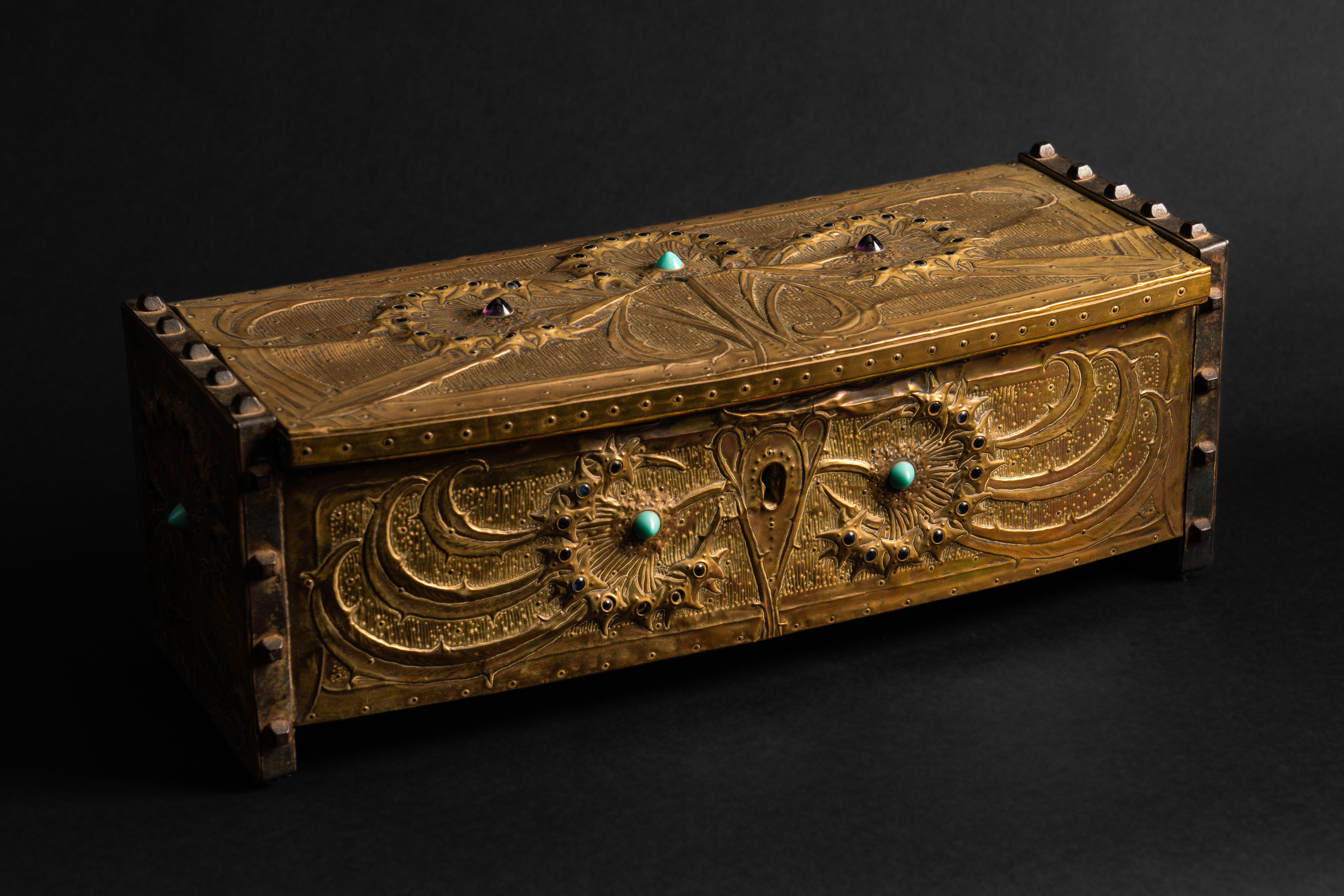 ALFRED DAGUET (1875-1942): A FRENCH ART NOUVEAU EMBOSSED GILT COPPER AND GLASS MOUNTED CASKET... - Image 2 of 8