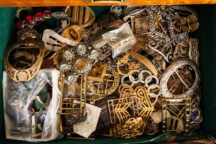 A COLLECTION OF ANTIQUE SHOE AND BELT BUCKLES (QTY)