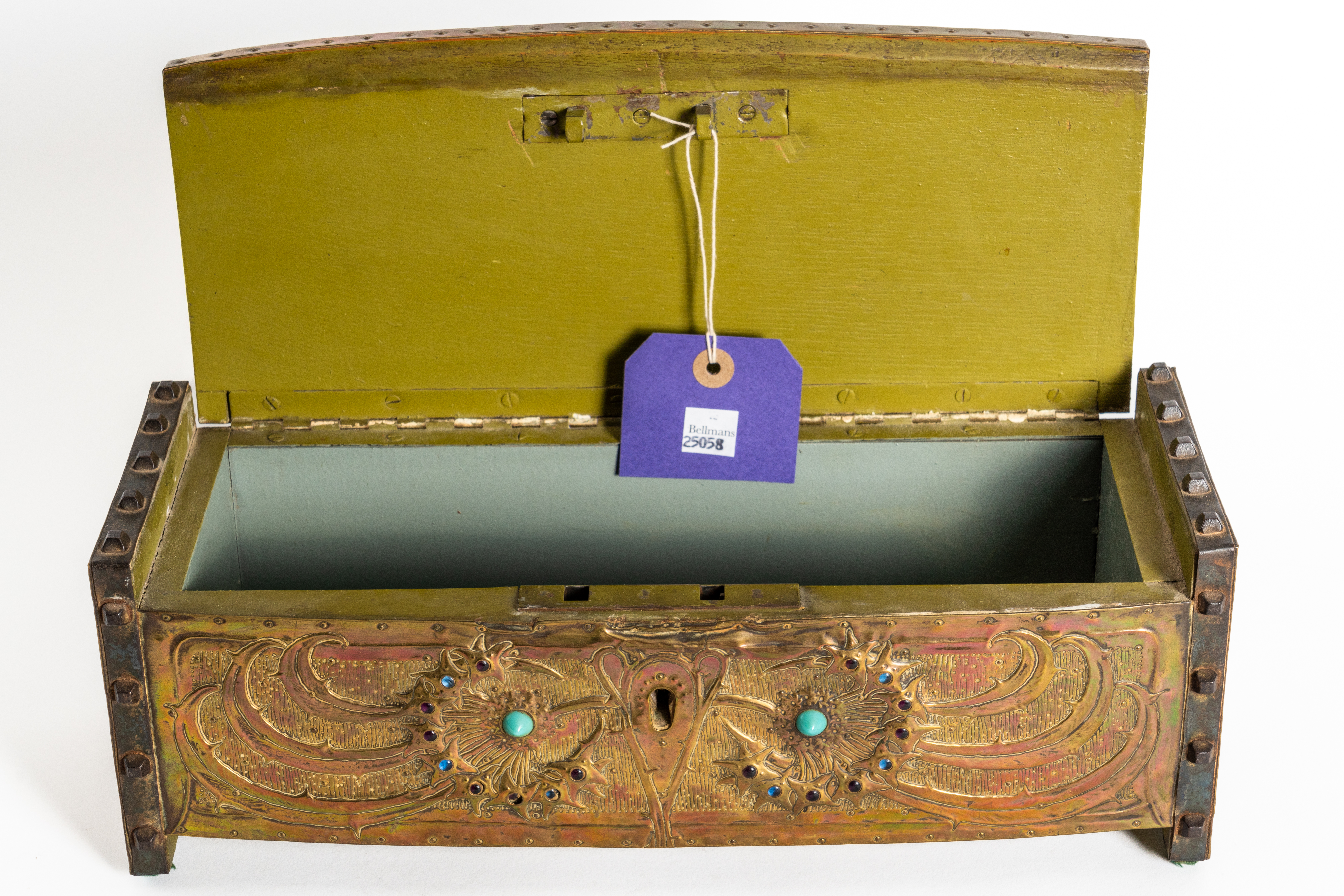 ALFRED DAGUET (1875-1942): A FRENCH ART NOUVEAU EMBOSSED GILT COPPER AND GLASS MOUNTED CASKET... - Image 5 of 8