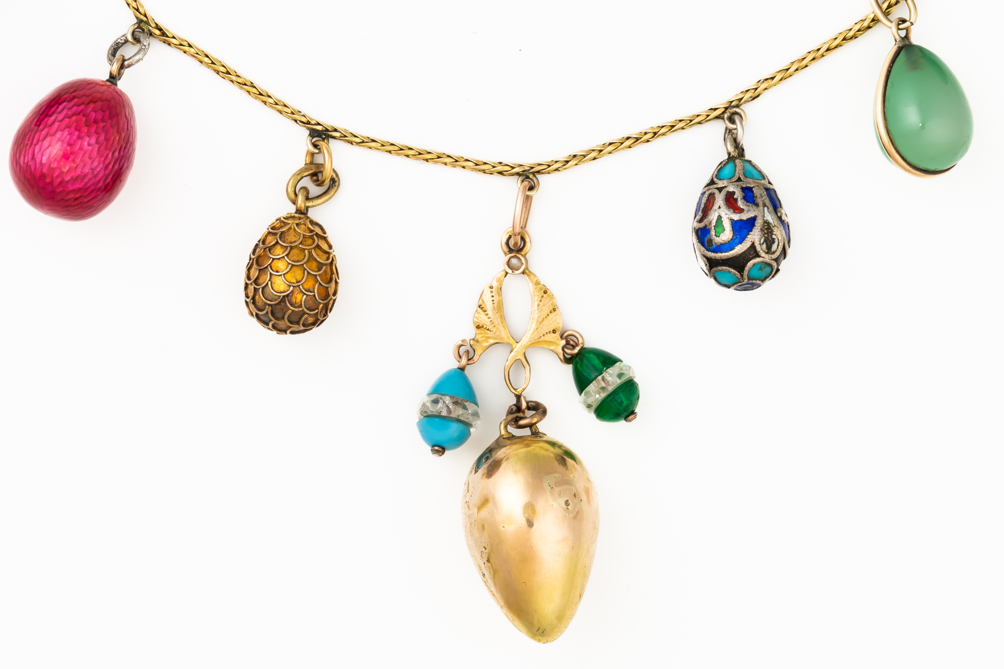 AN EARLY 20TH CENTURY EGG CHARM NECKLACE - Image 2 of 3