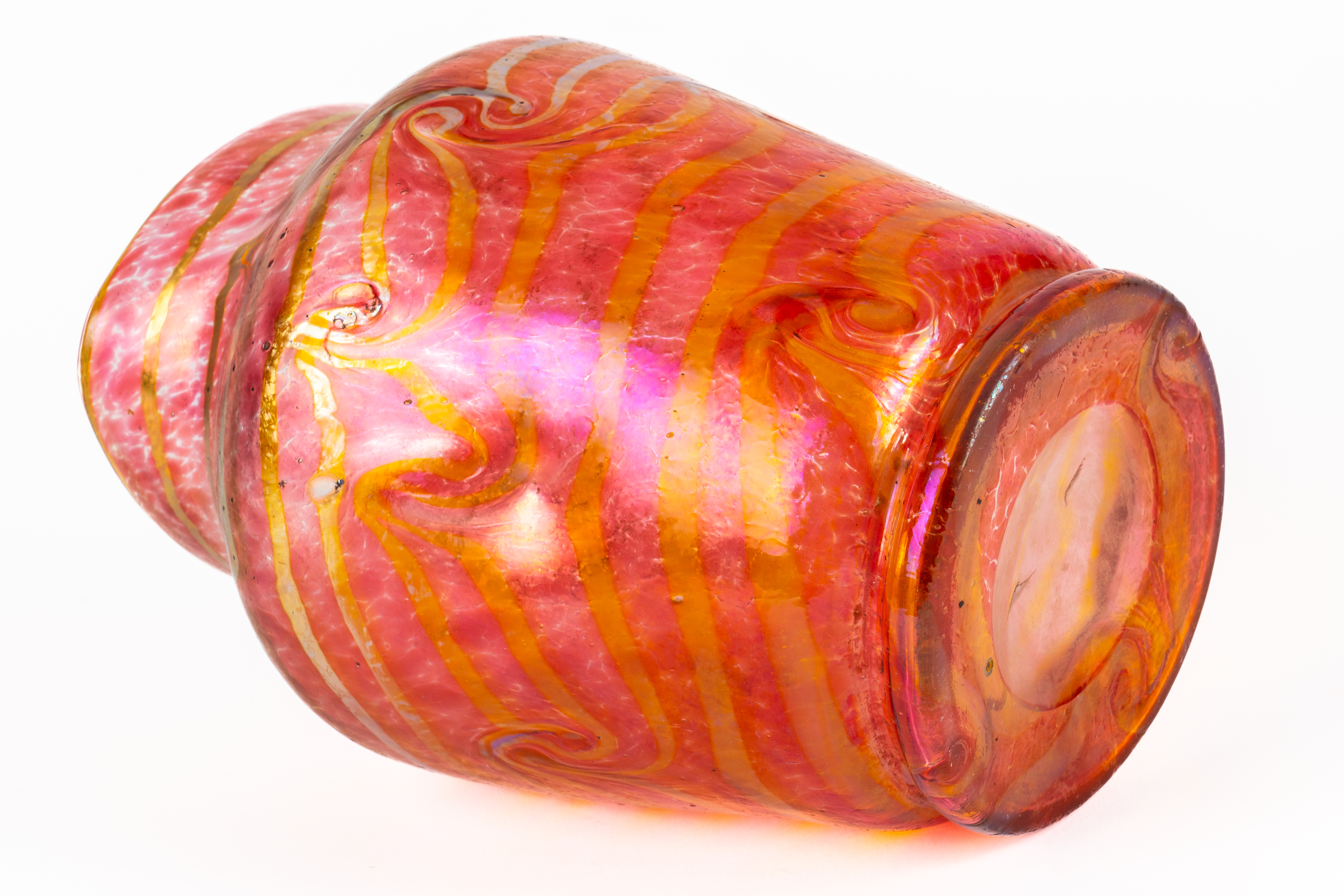 AN IRIDESCENT GLASS VASE - Image 4 of 4