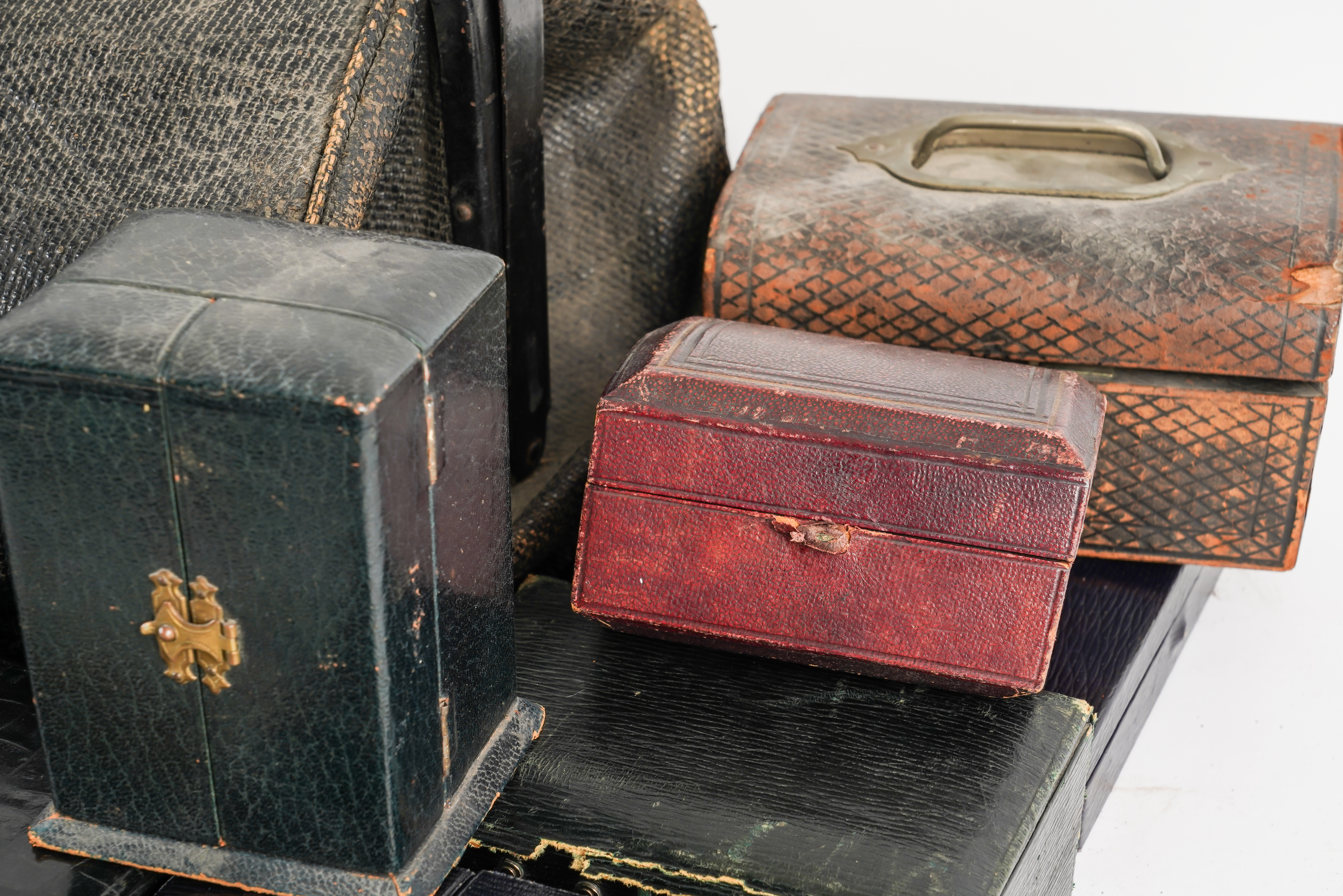 A GROUP OF VARIOUS ANTIQUE LEATHER JEWELLERY BOXES (QTY) - Image 3 of 4