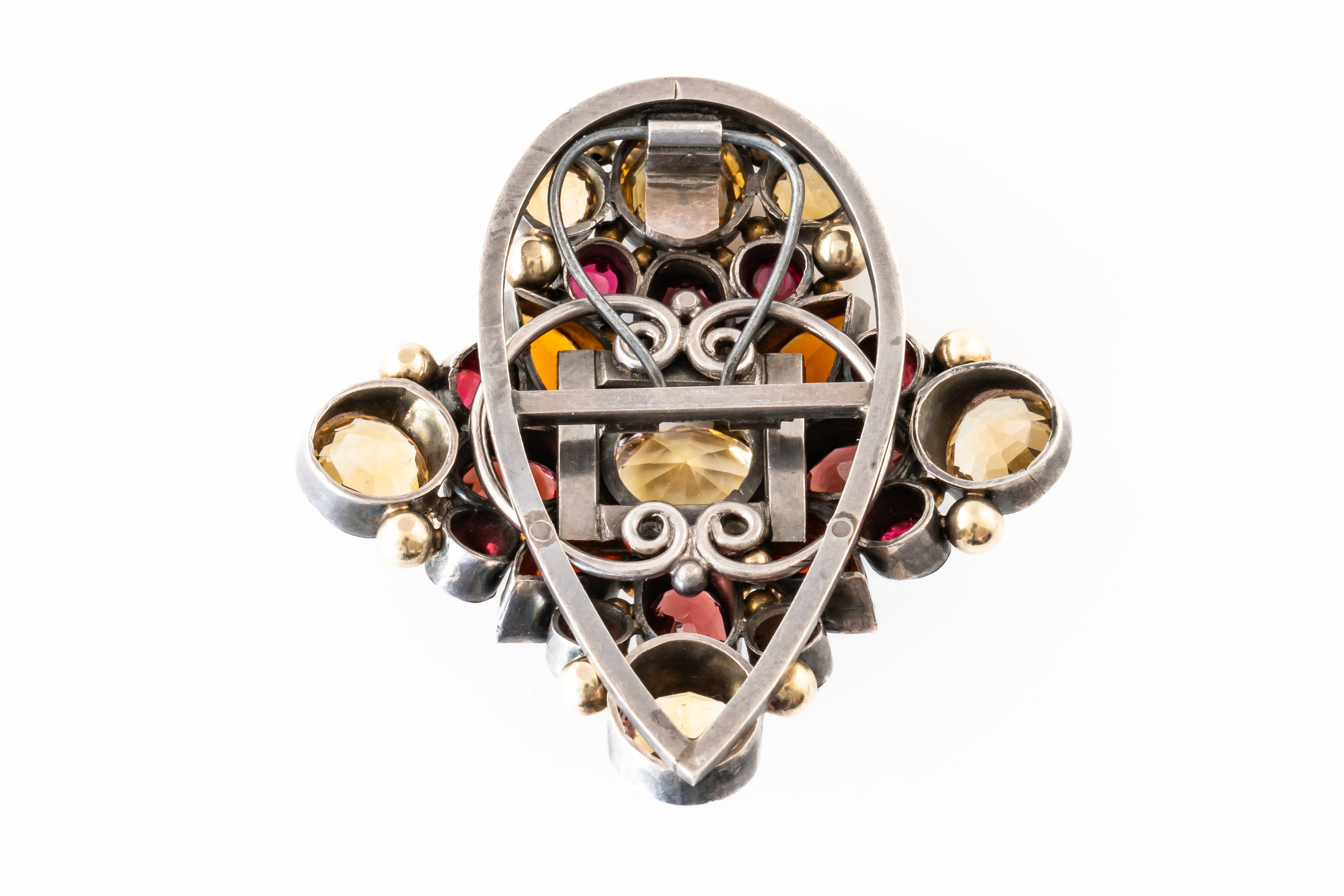 ATTRIBUTED TO DORRIE NOSSITER: AN EARLY 20TH CENTURY GEMSET CLIP BROOCH - Image 2 of 2