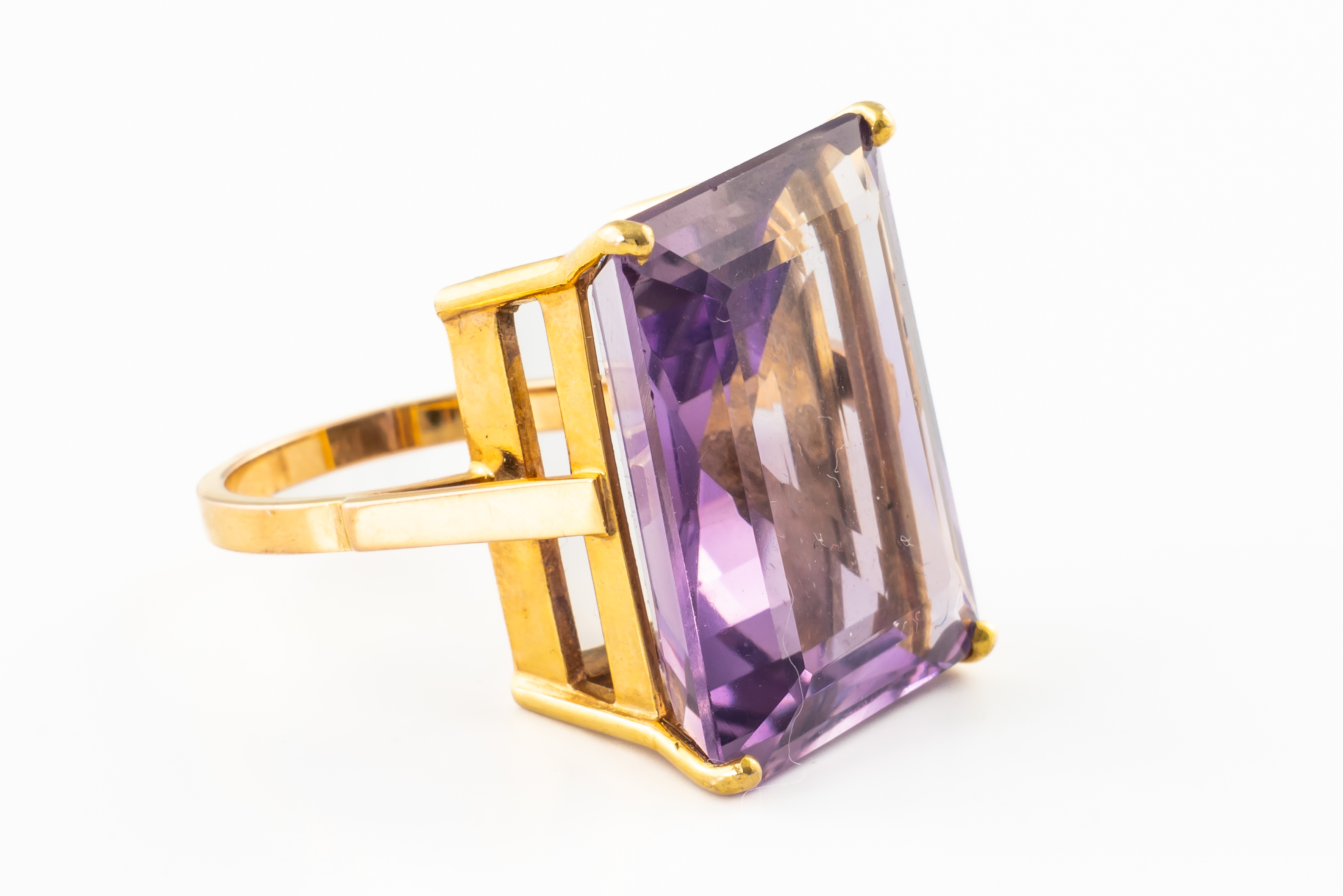 A LARGE AMETHYST COCKTAIL RING - Image 2 of 4