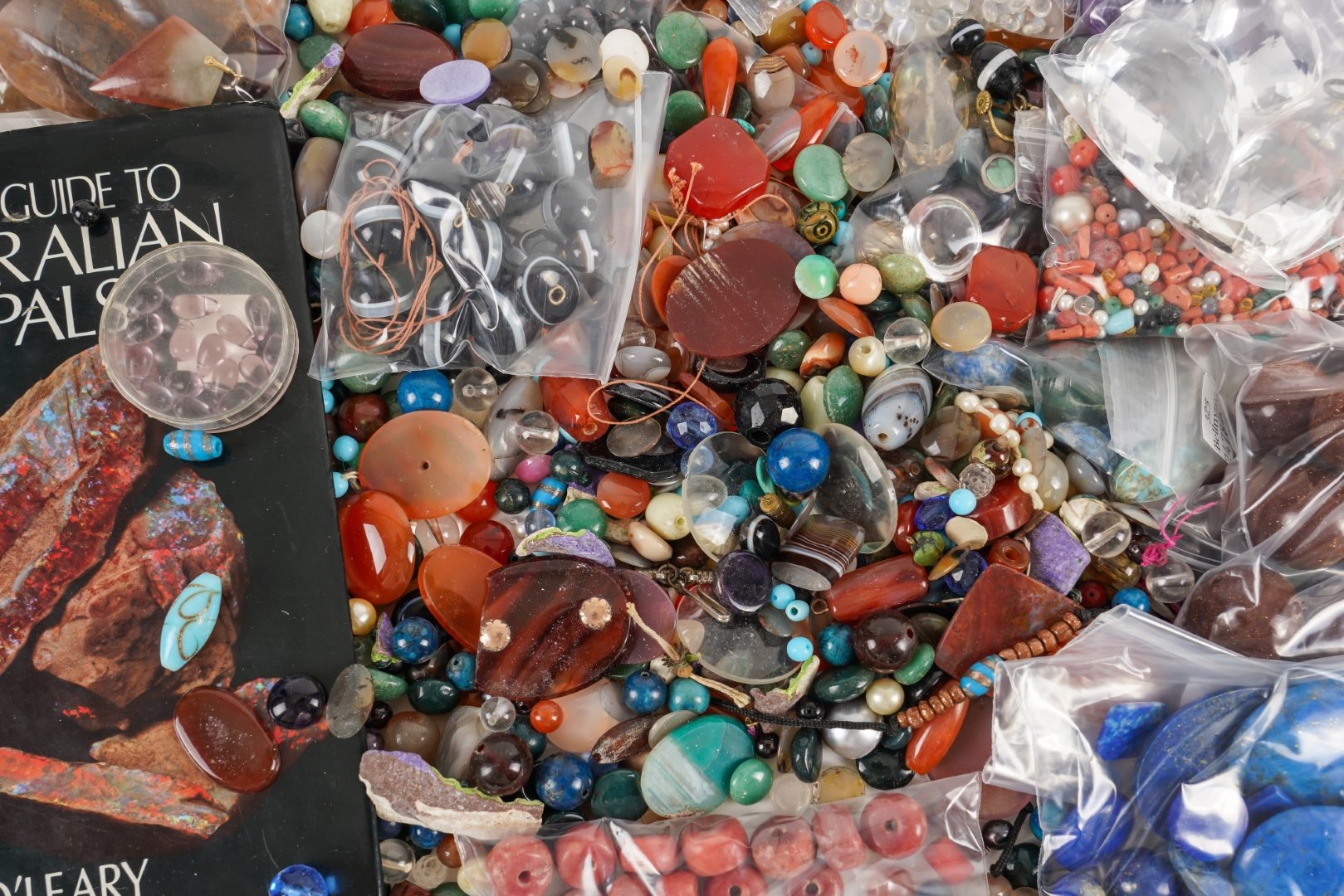 A GROUP OF LOOSE GEMSTONES, BEADS AND FURTHER ITEMS (QTY)