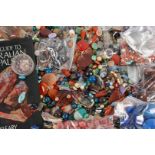 A GROUP OF LOOSE GEMSTONES, BEADS AND FURTHER ITEMS (QTY)
