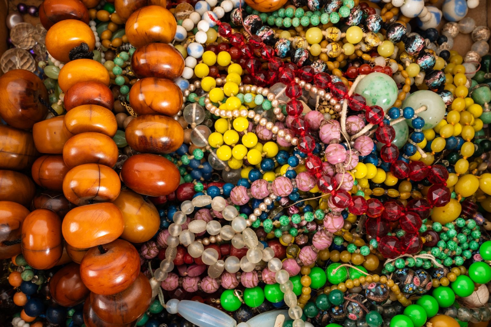 A GROUP OF ANTIQUE AND VINTAGE BEAD NECKLACES (QTY) - Image 2 of 4