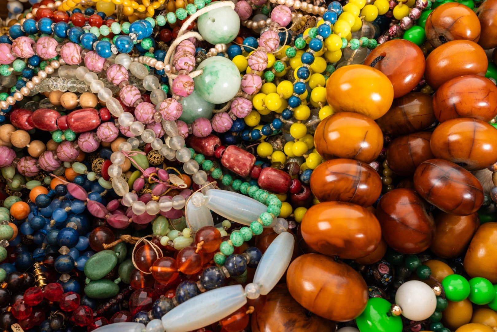 A GROUP OF ANTIQUE AND VINTAGE BEAD NECKLACES (QTY)