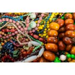 A GROUP OF ANTIQUE AND VINTAGE BEAD NECKLACES (QTY)