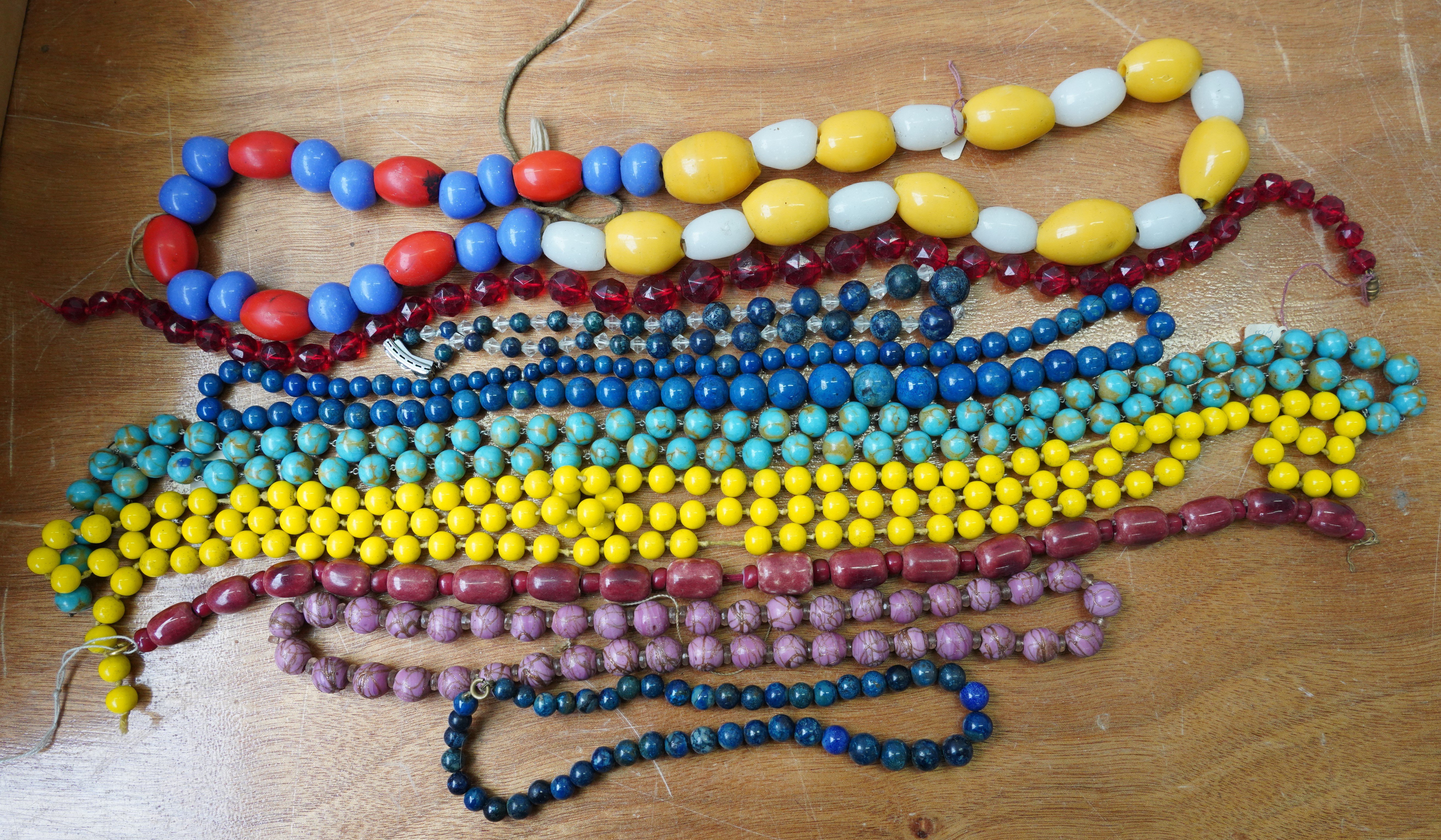 A GROUP OF ANTIQUE AND VINTAGE BEAD NECKLACES (QTY) - Image 4 of 4