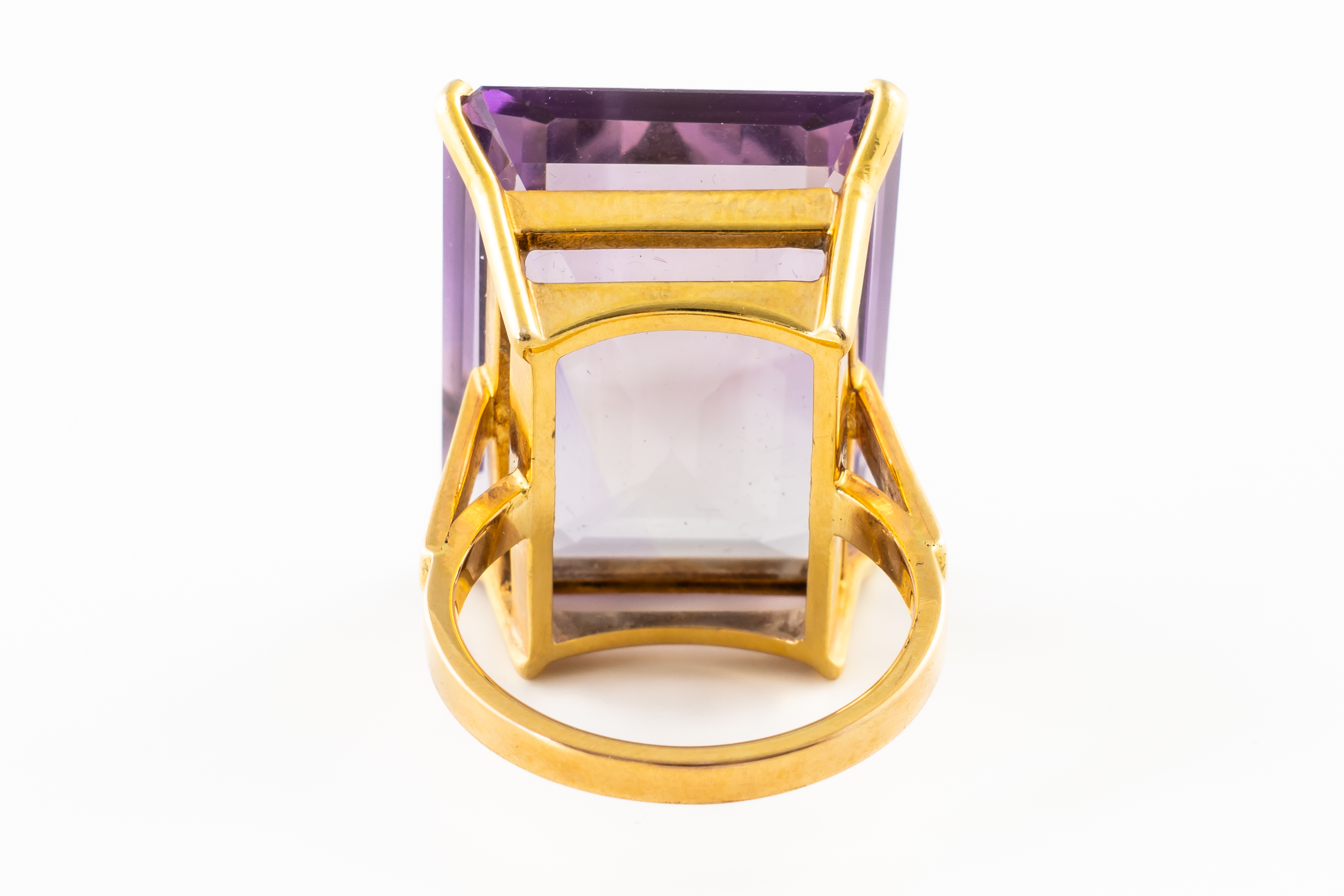 A LARGE AMETHYST COCKTAIL RING - Image 3 of 4