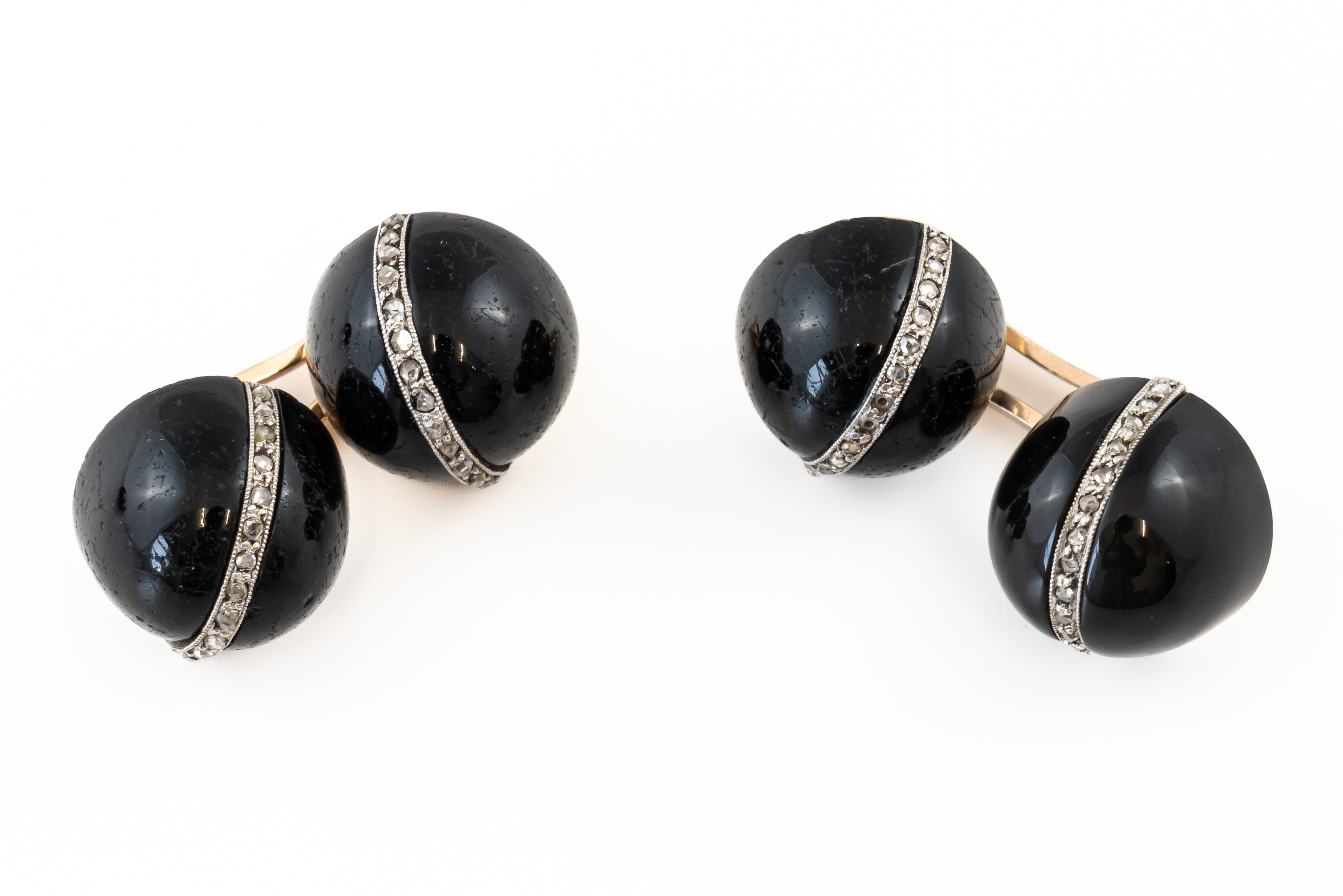 A PAIR OF ART DECO DIAMOND AND ONYX CUFFLINKS (2)