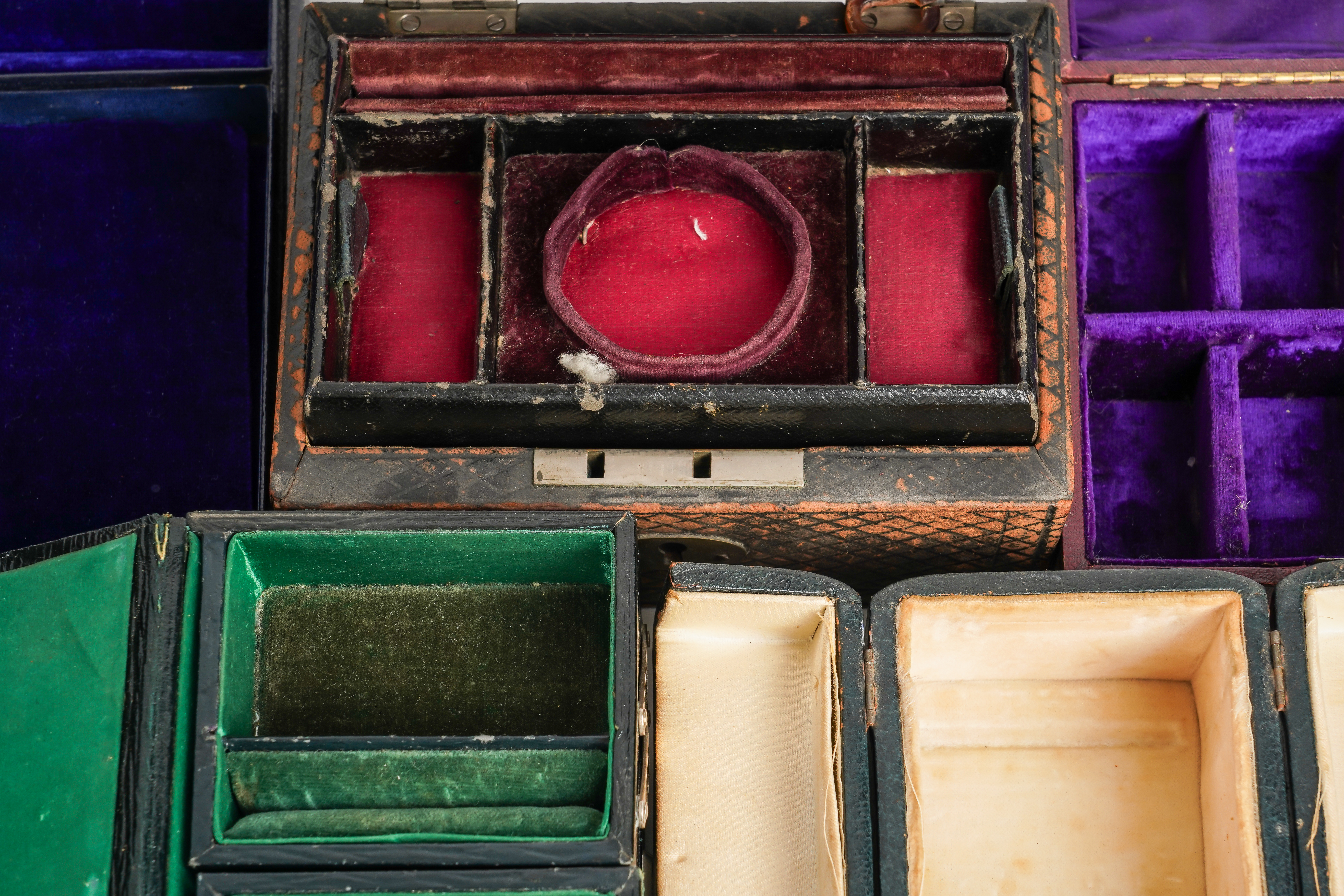 A GROUP OF VARIOUS ANTIQUE LEATHER JEWELLERY BOXES (QTY) - Image 4 of 4