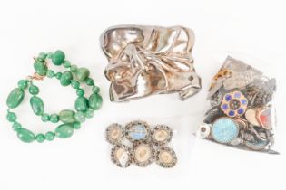 A GROUP OF JEWELLERY, FITTINGS AND FURTHER ITEMS (QTY)