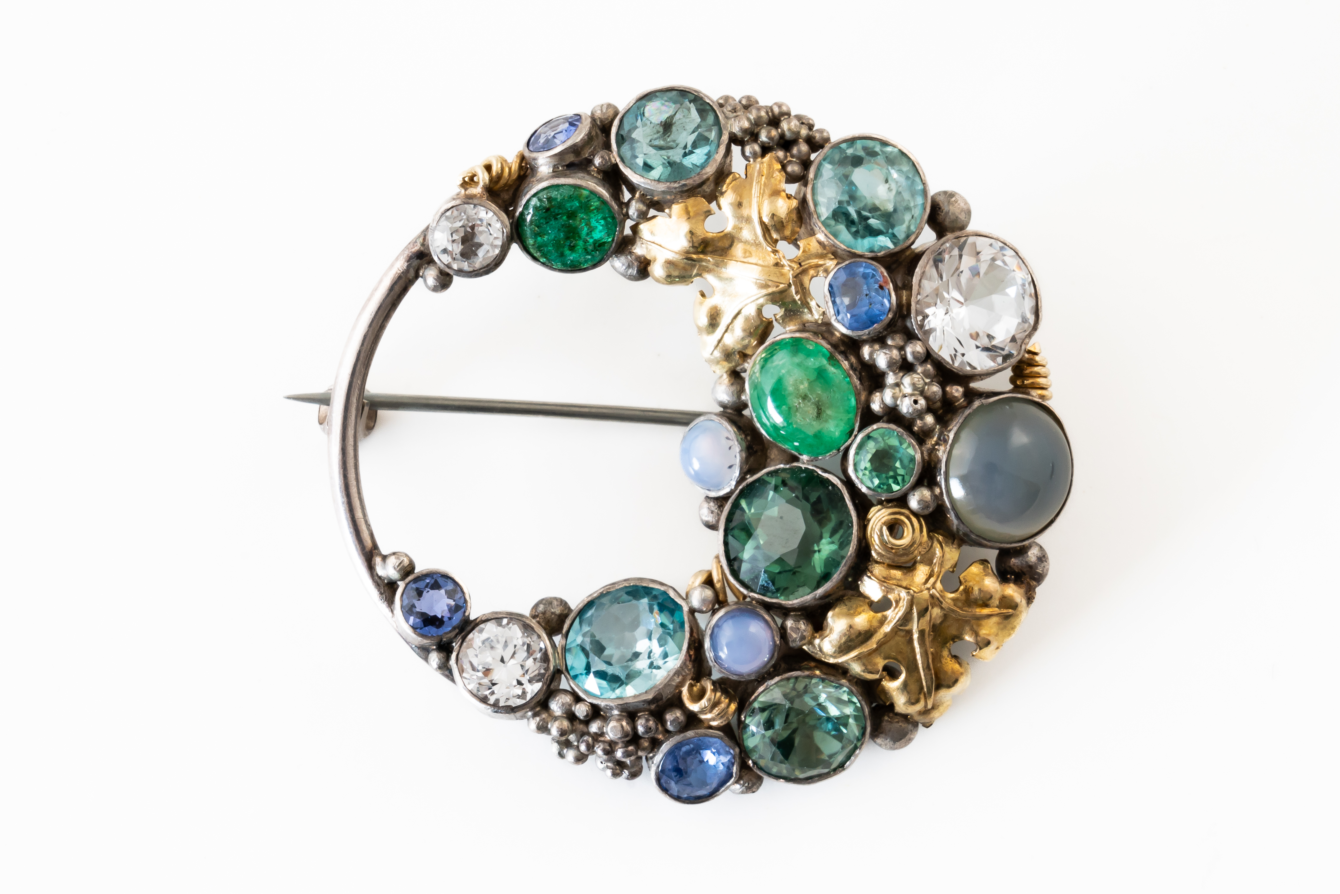 ATTRIBUTED TO DORRIE NOSSITER: A GEMSET BROOCH