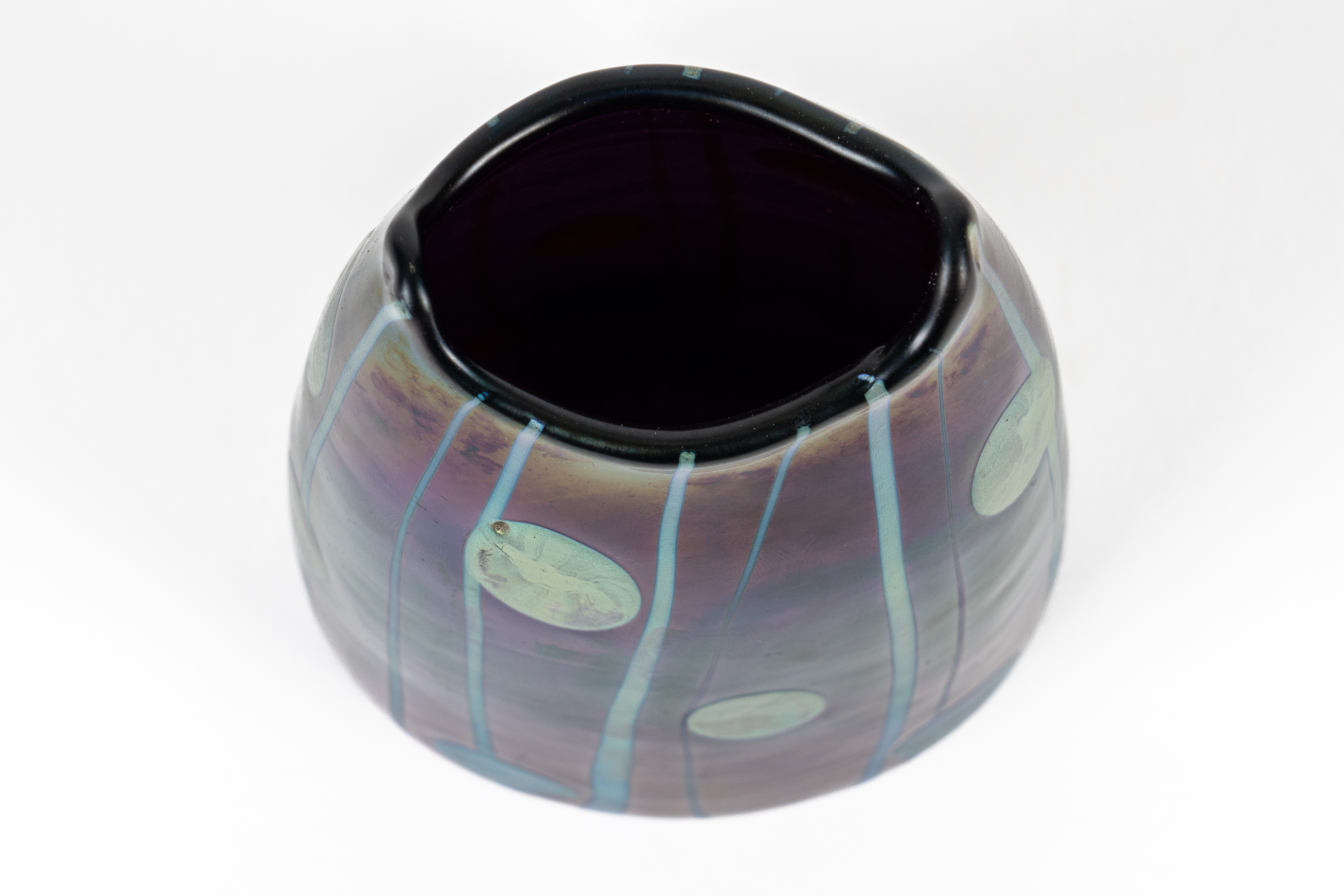 A LOETZ IRIDESCENT GLASS VASE - Image 4 of 4