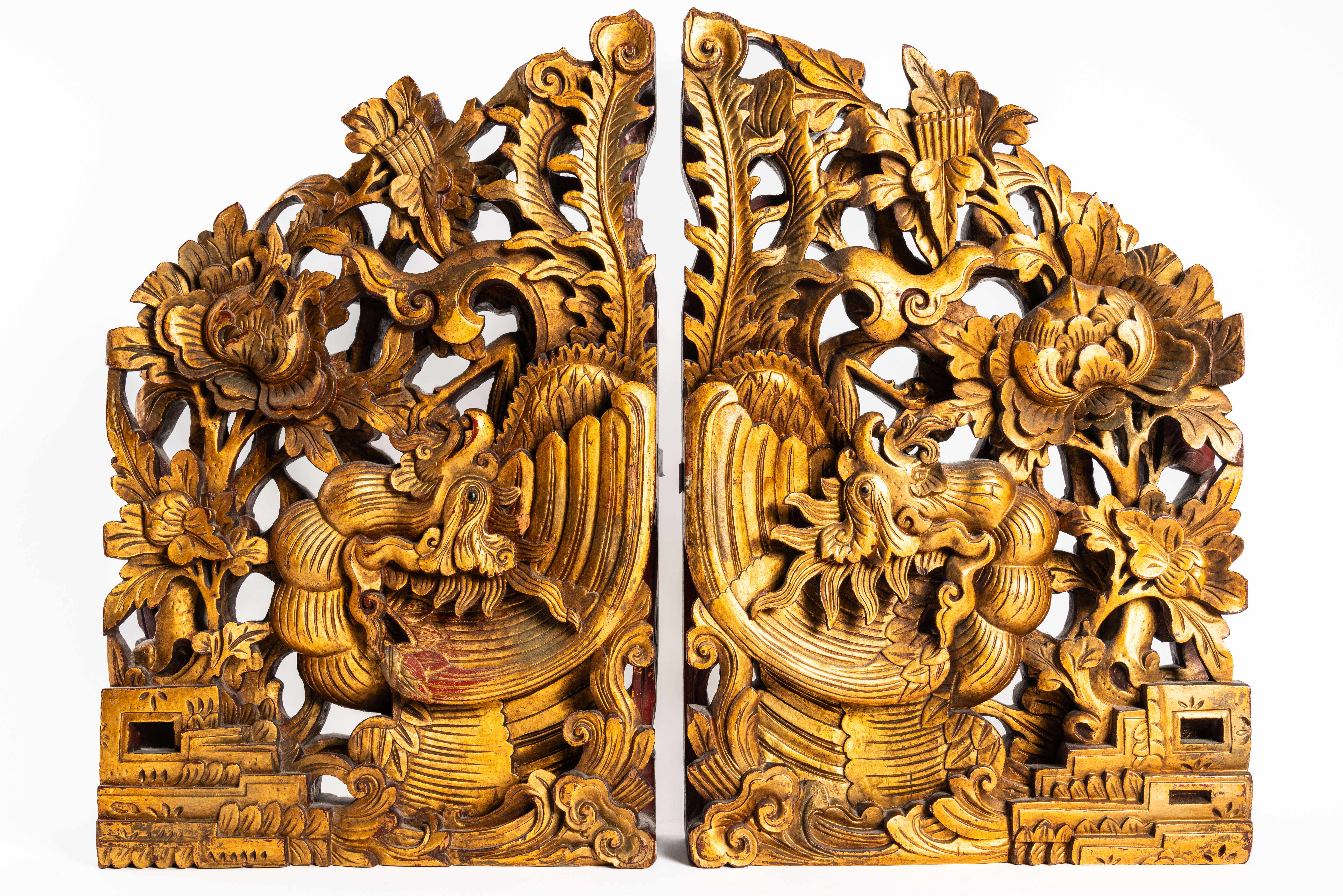 A PAIR OF SOUTH-EAST ASIAN RELIEF CARVED GILTWOOD WALL BRACKETS AND OTHER ITEMS (7) - Image 4 of 9