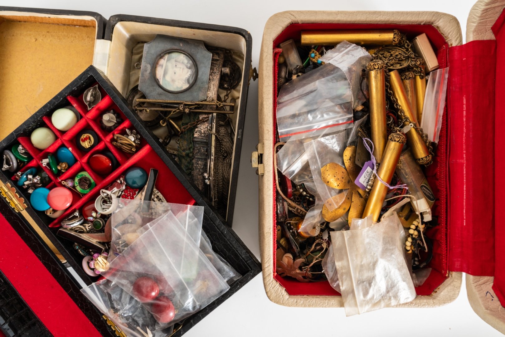 THREE BOXES OF ASSORTED VARIOUS JEWELLERY ITEMS (QTY)