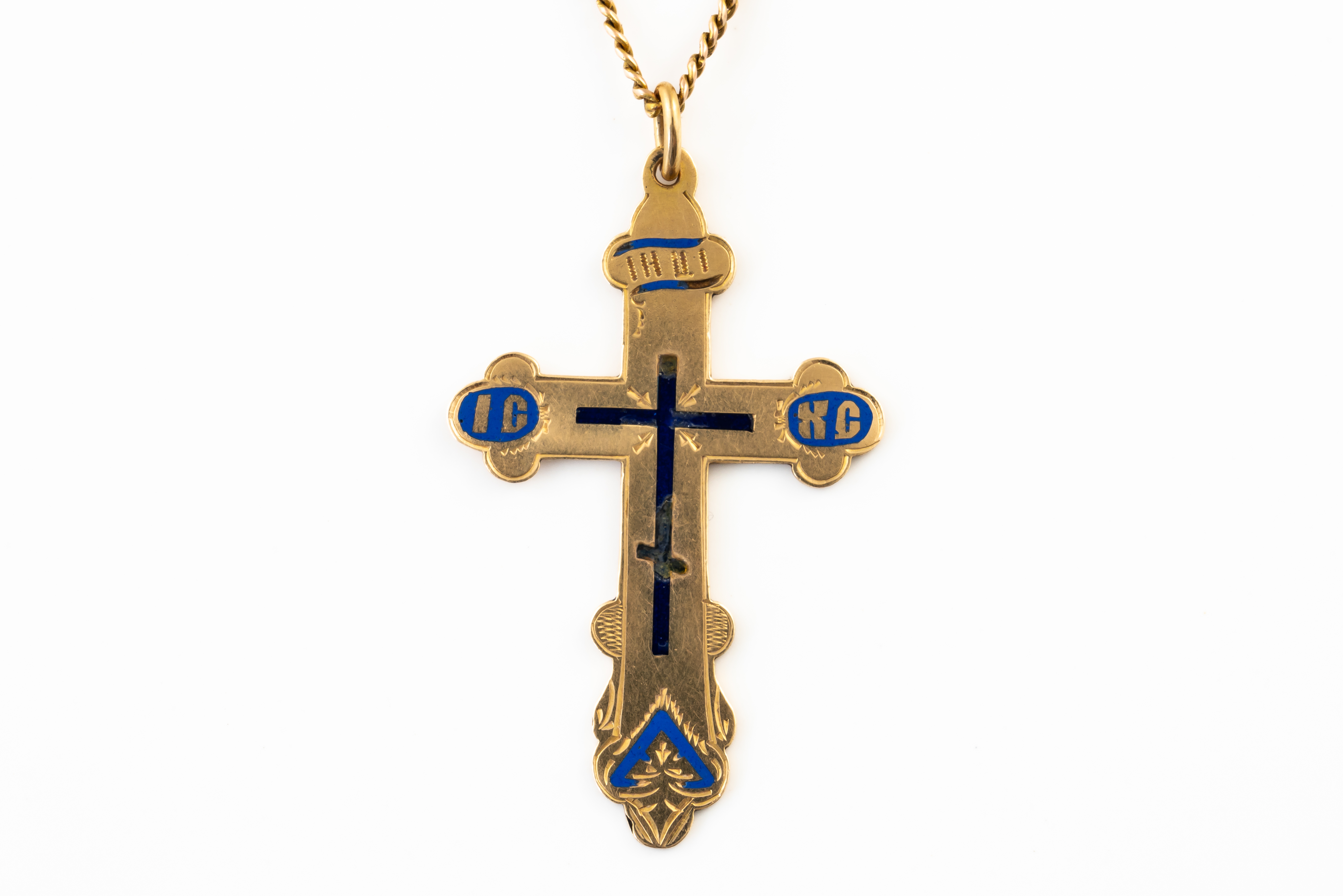 A RUSSIAN GOLD AND ENAMEL CROSS PENDANT NECKLACE