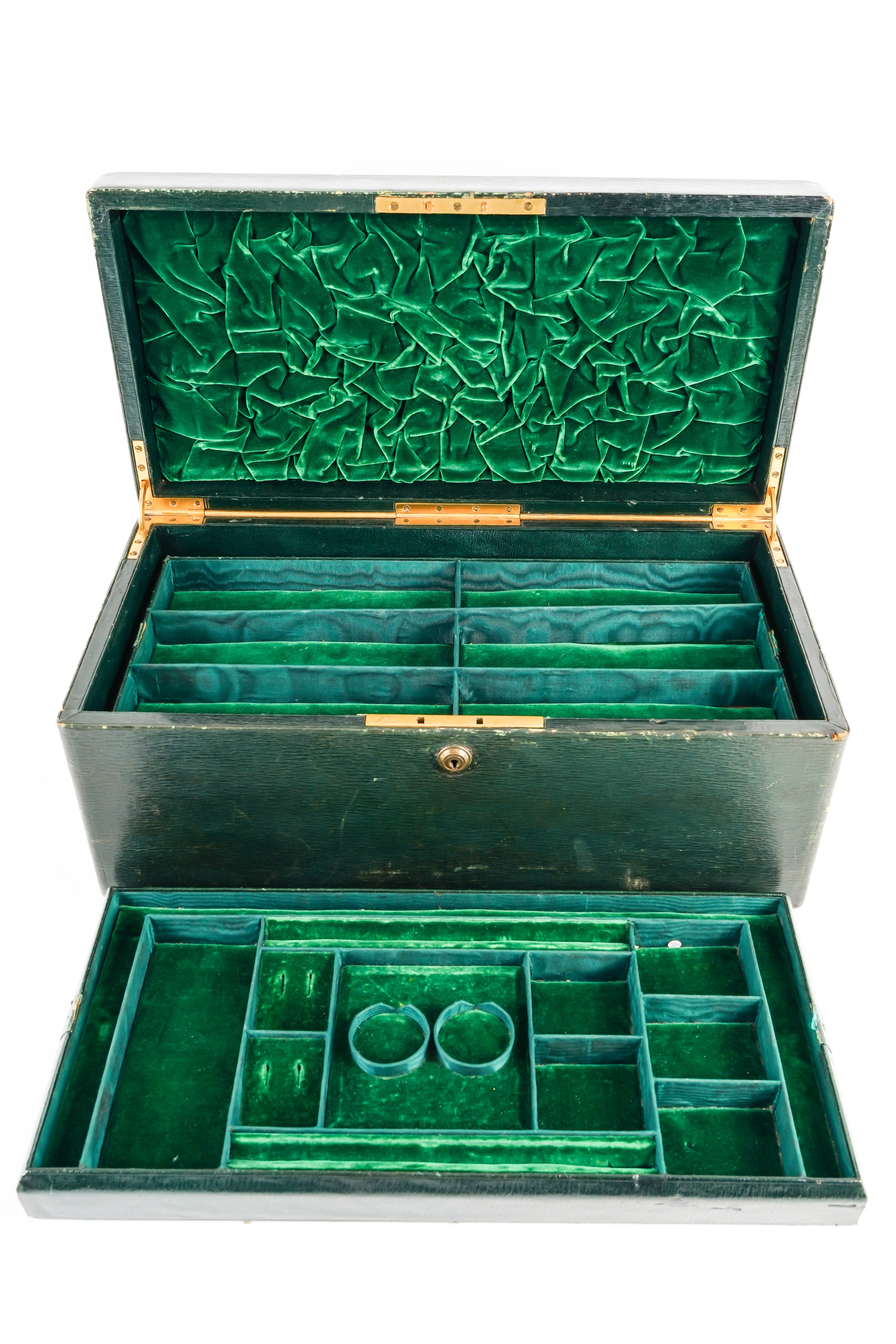 A LARGE 19TH CENTURY GREEN MOROCCO LEATHER JEWELLERY CASE - Image 4 of 5