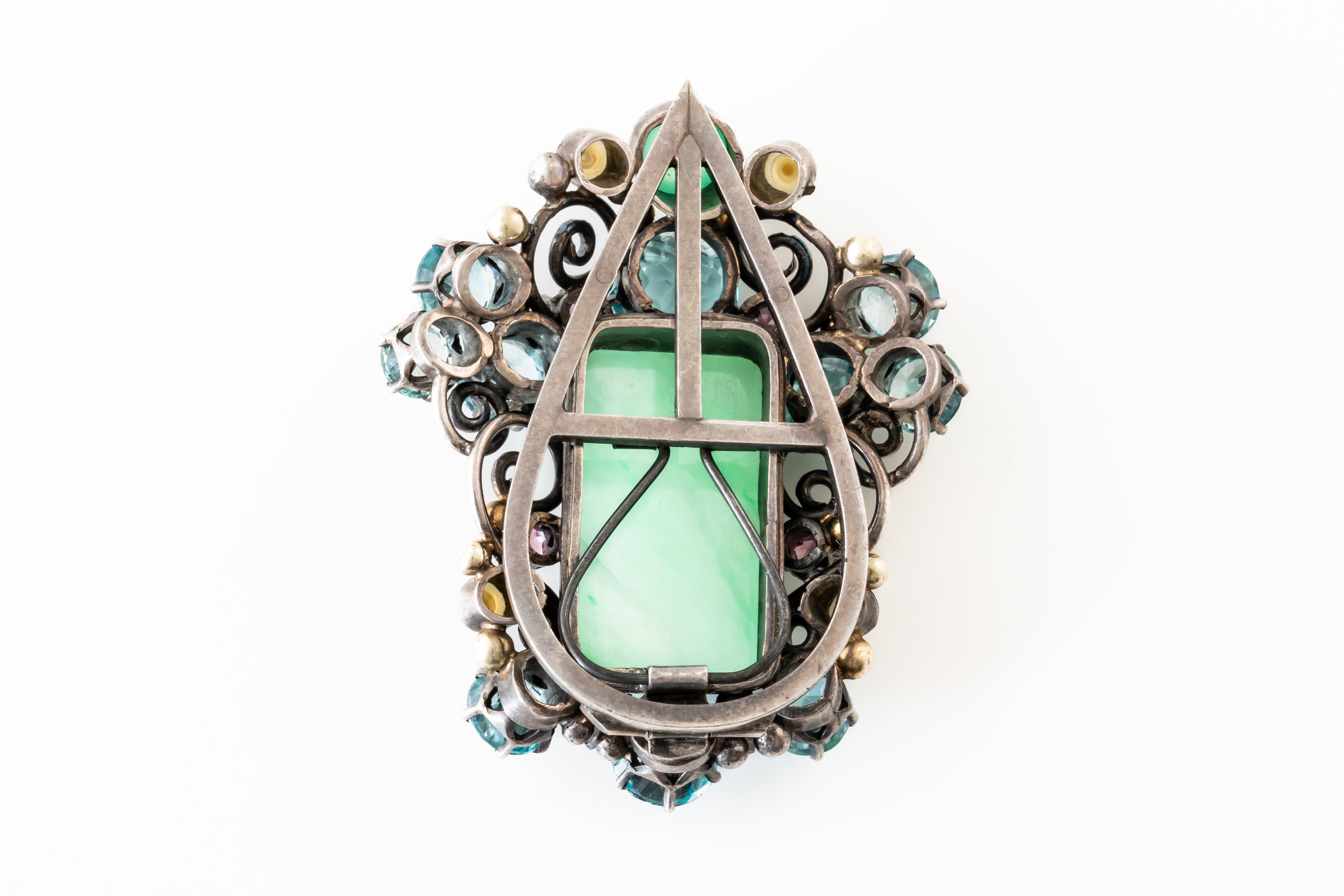 ATTRIBUTED TO DORRIE NOSSITER: A GEMSET BROOCH - Image 2 of 2