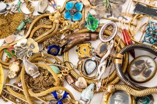 A COLLECTION OF JEWELLERY ITEMS (QTY)