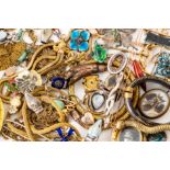 A COLLECTION OF JEWELLERY ITEMS (QTY)