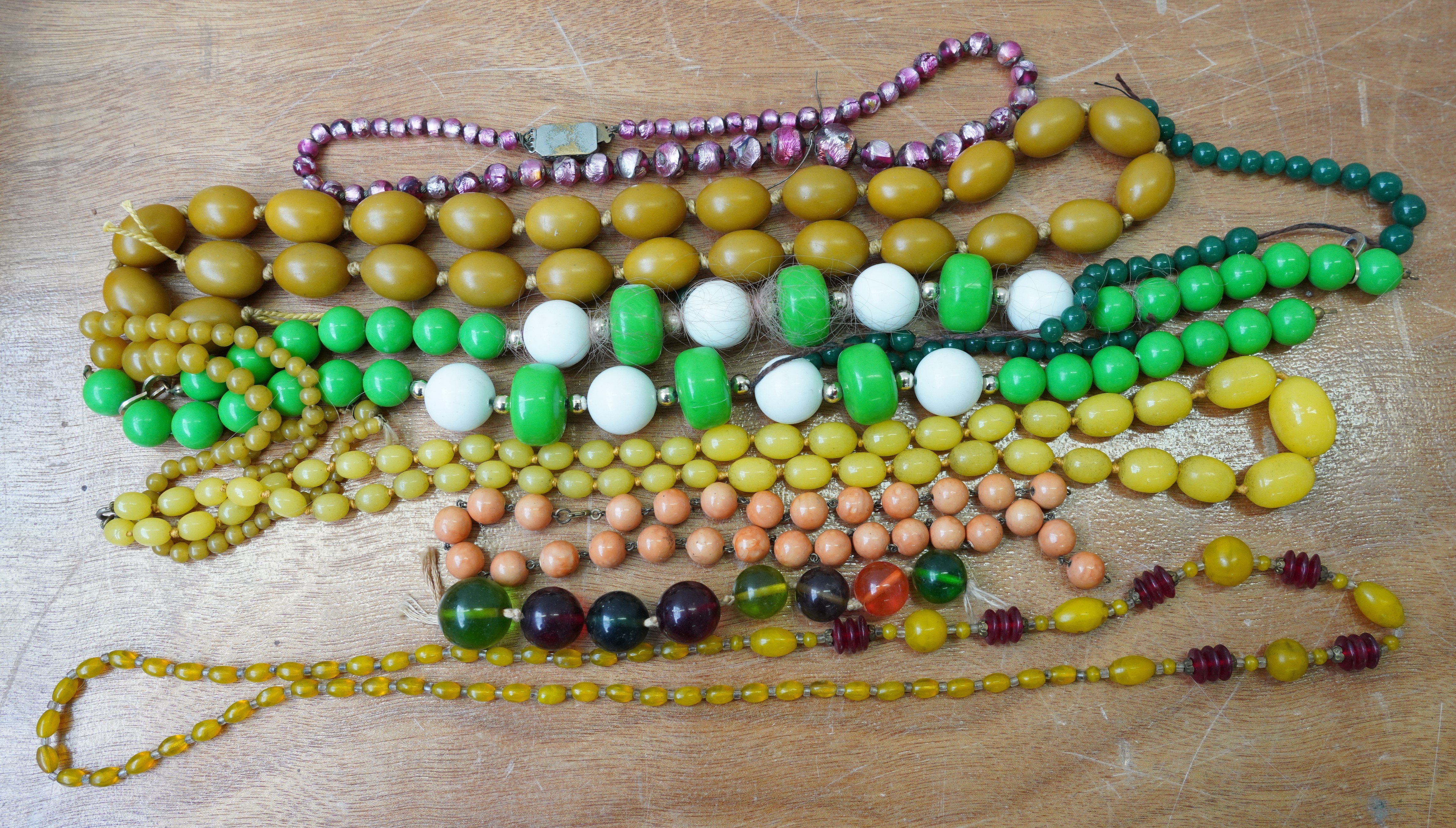 A GROUP OF ANTIQUE AND VINTAGE BEAD NECKLACES (QTY) - Image 3 of 4