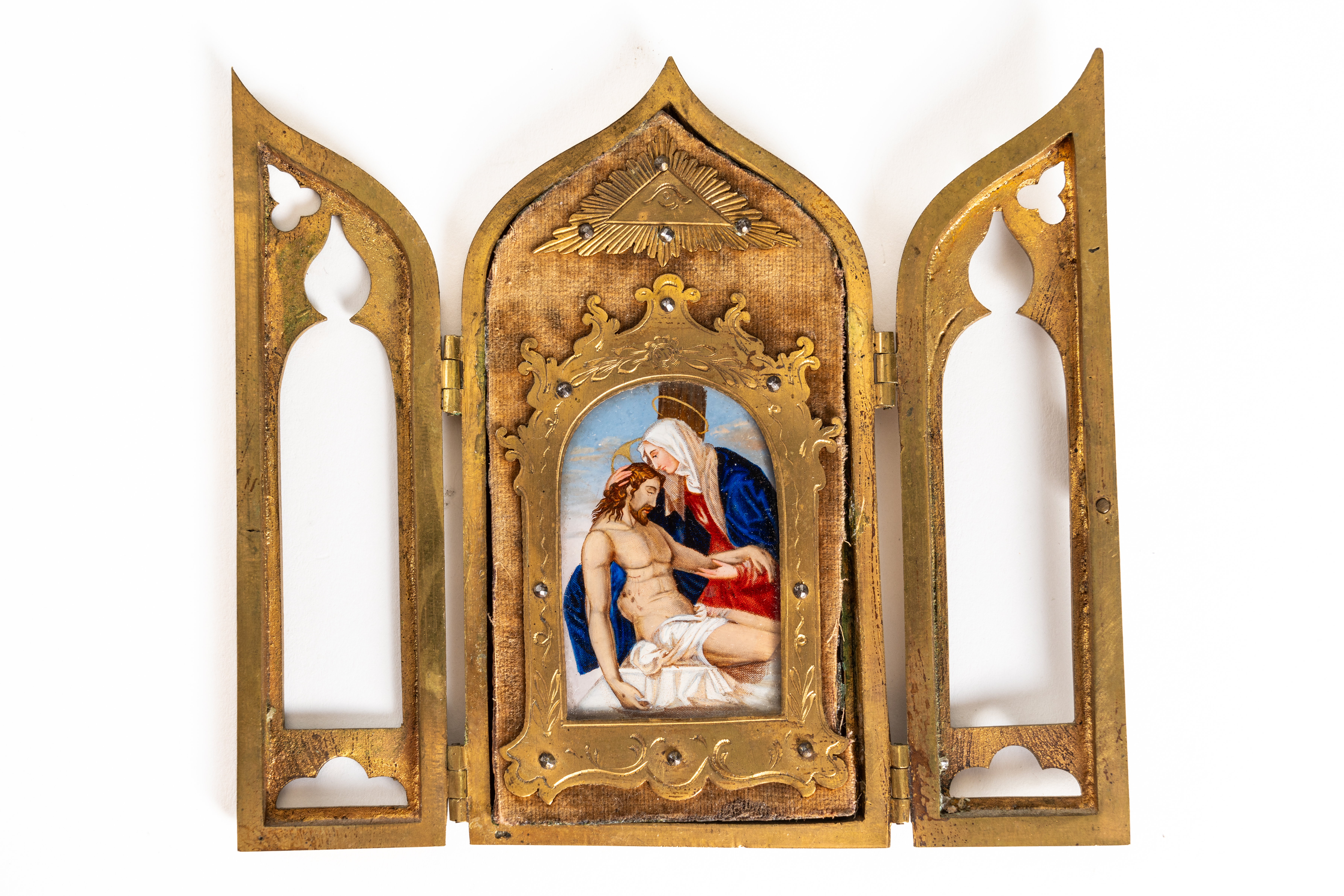 A EUROPEAN ENAMEL AND GILT-BRASS TRIPTYCH DEPICTING THE PIETA AND A RUSSIAN ENAMEL ICON (3) - Image 2 of 6