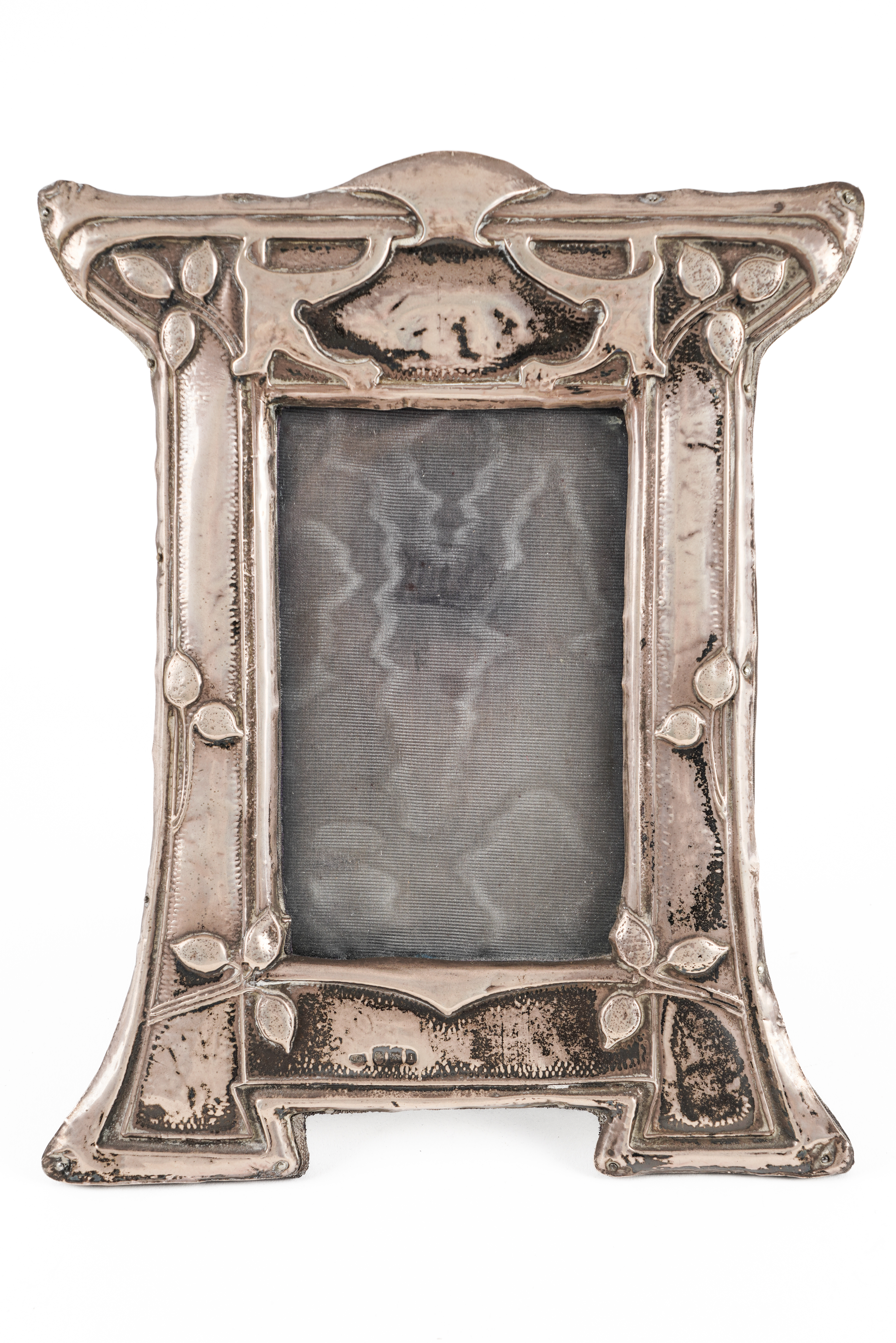 A SILVER MOUNTED SHAPED RECTANGULAR ART NOUVEAU PHOTOGRAPH FRAME - Image 2 of 4