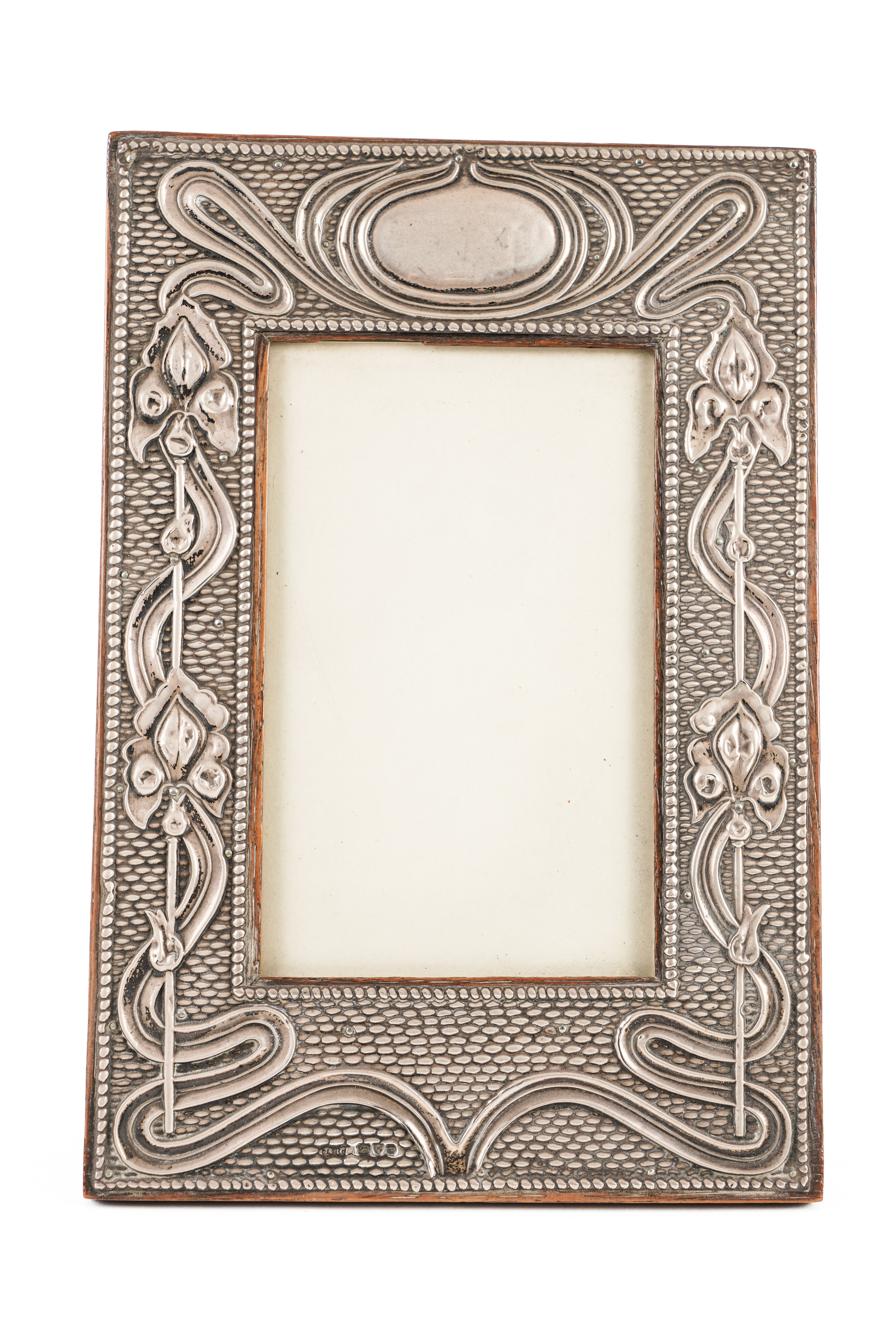 A SILVER MOUNTED OAK RECTANGULAR ART NOUVEAU PHOTOGRAPH FRAME - Image 3 of 4