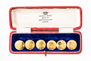 A SET OF SIX GOLD BUTTONS (6)