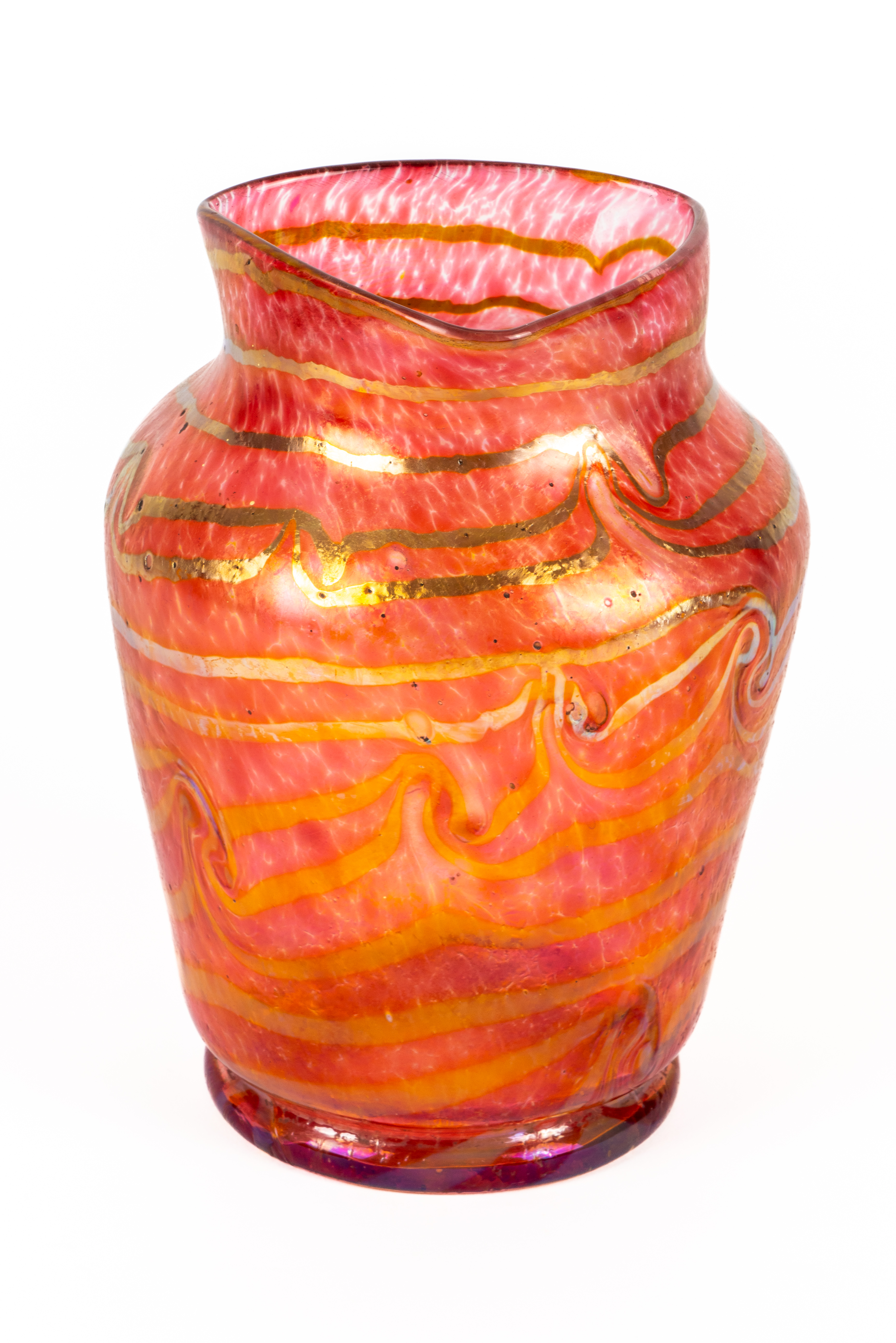 AN IRIDESCENT GLASS VASE - Image 3 of 4