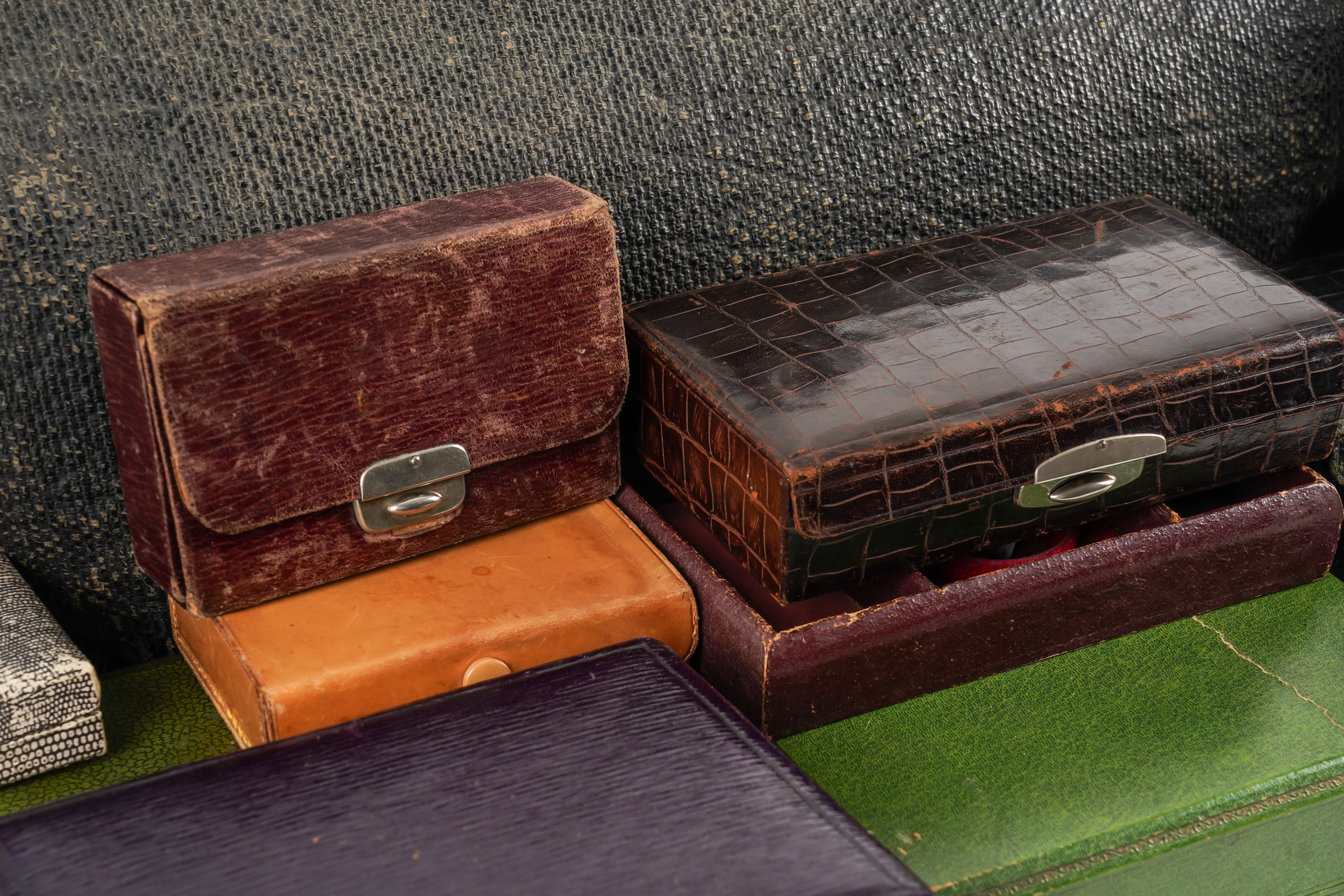 A GROUP OF VARIOUS ANTIQUE LEATHER JEWELLERY BOXES (QTY) - Image 2 of 4