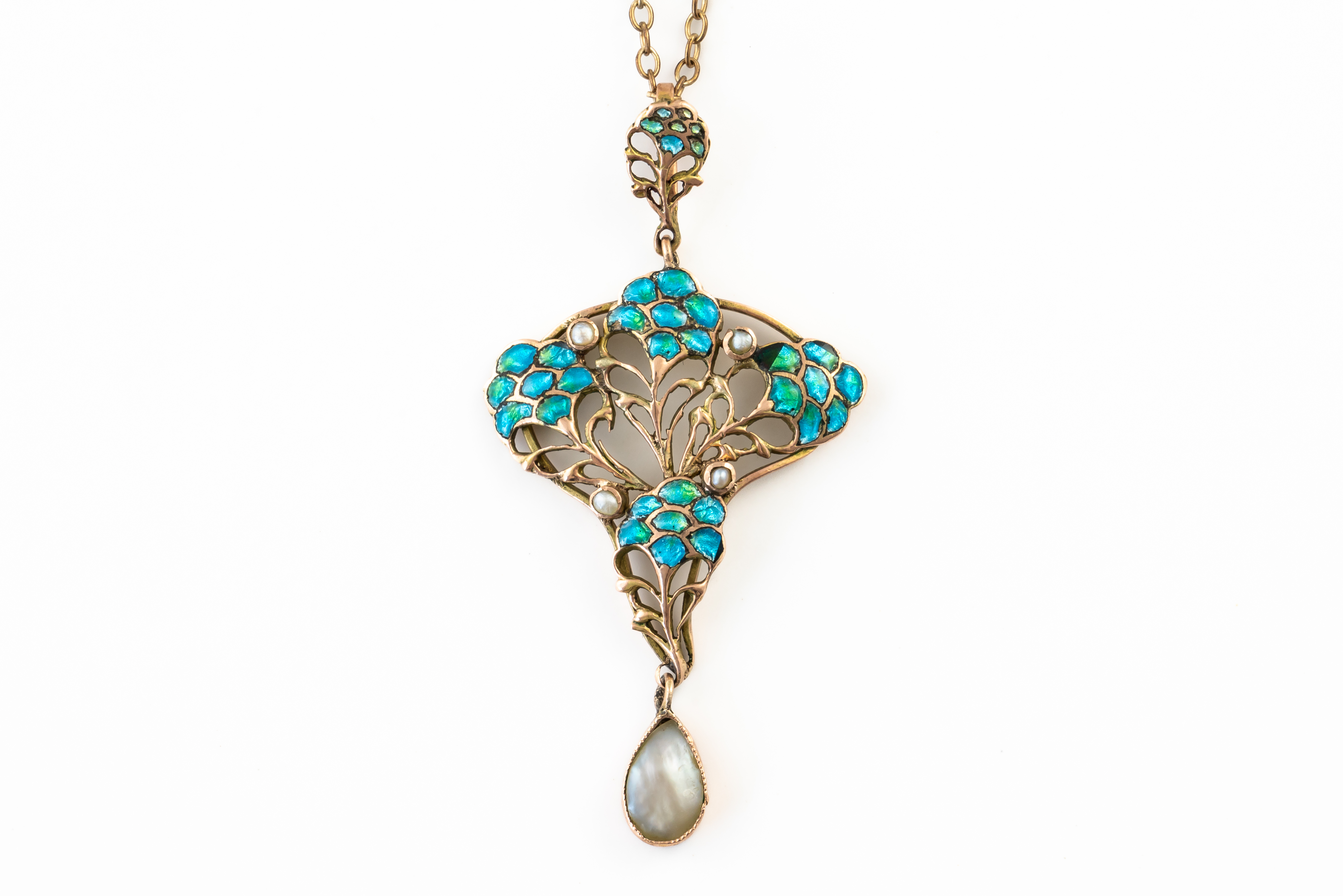 AN ART NOUVEAU GOLD, ENAMEL & PEARL PENDANT