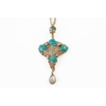 AN ART NOUVEAU GOLD, ENAMEL & PEARL PENDANT