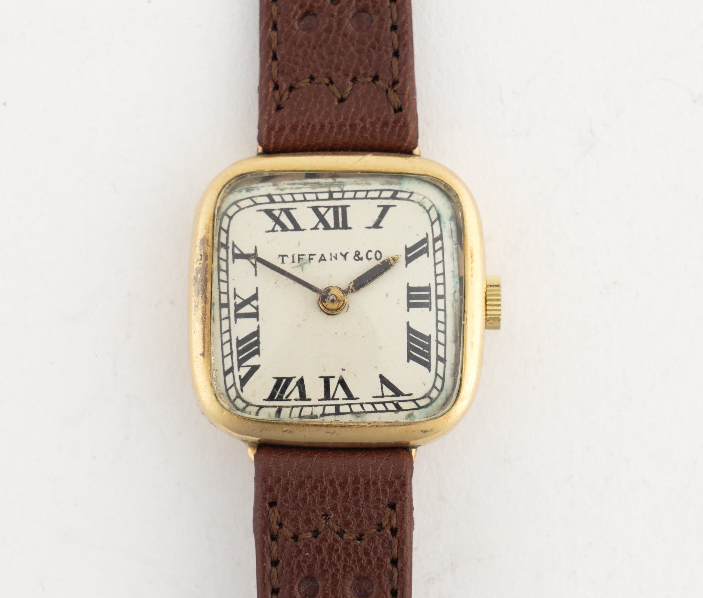 A LADY'S 18K GOLD CASED MANUAL WIND WRISTWATCH