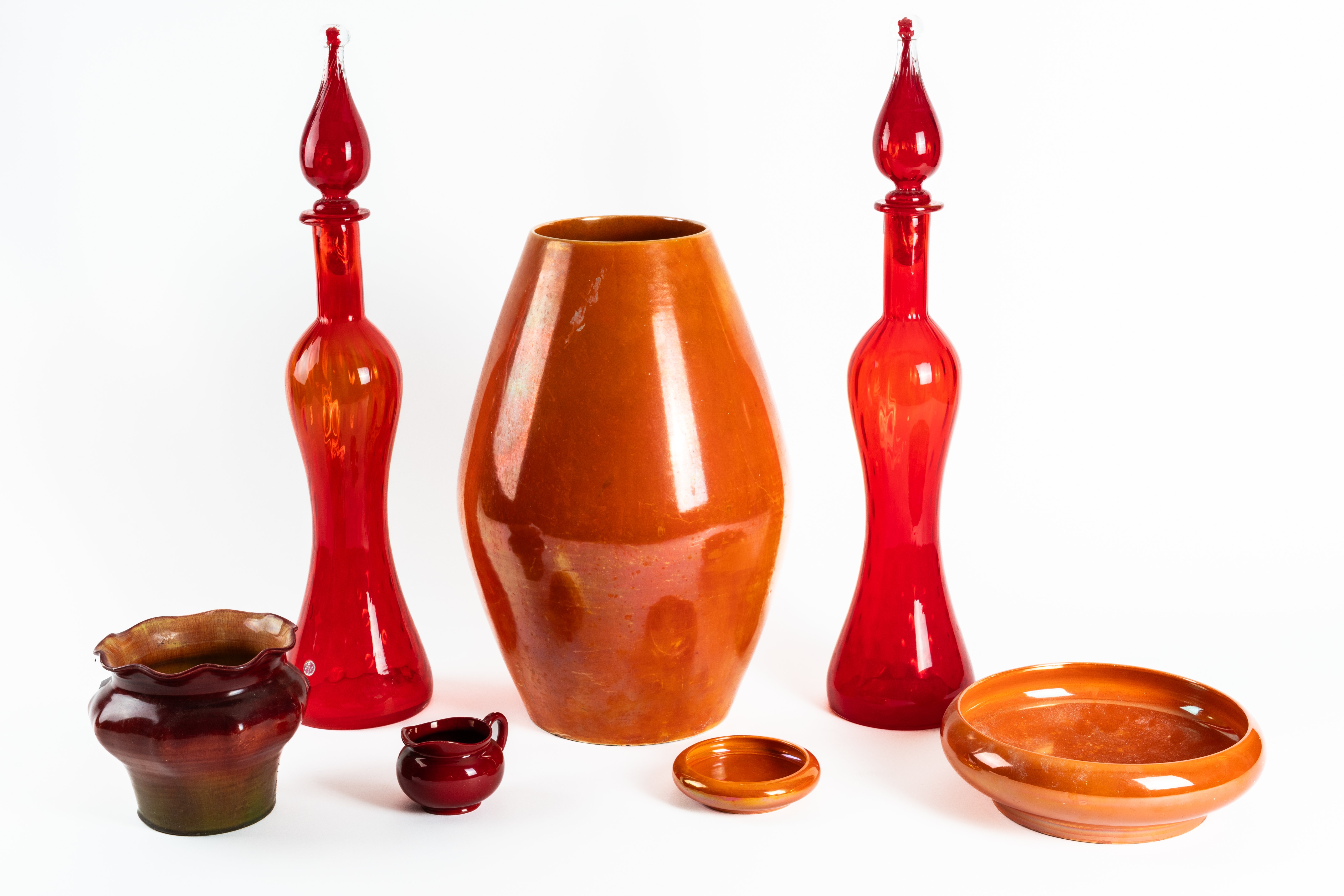 A COLLECTION OF ORANGE AND RED DECORATIVE GLASS AND CERAMICS (7)