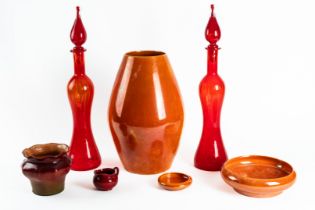 A COLLECTION OF ORANGE AND RED DECORATIVE GLASS AND CERAMICS (7)