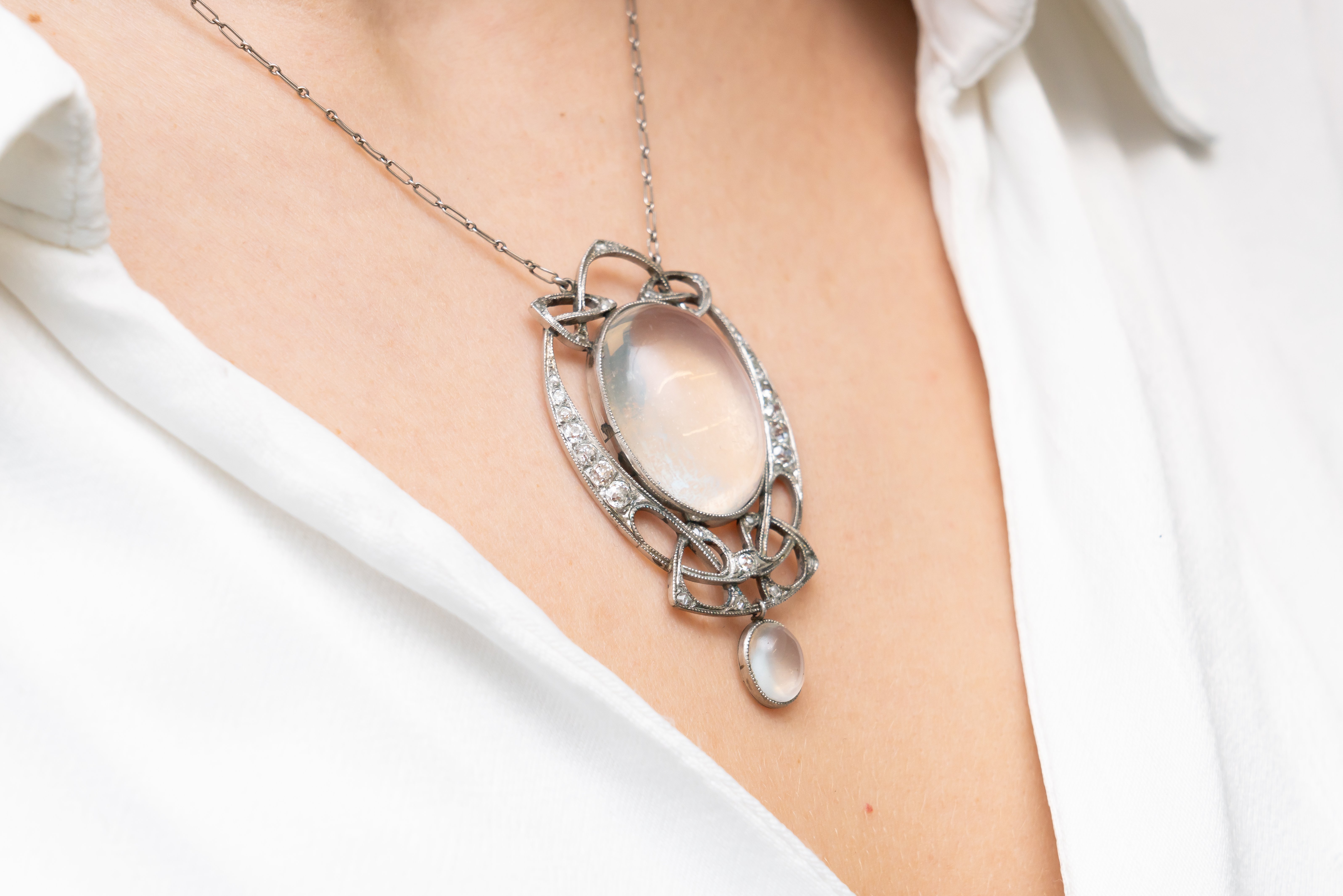 A 20TH CENTURY MOONSTONE AND DIAMOND PENDANT - Image 4 of 5