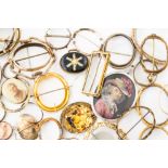 A GOLD CAMEO BROOCH FRAME AND FURTHER GOLD PLATED EXAMPLES (QTY)