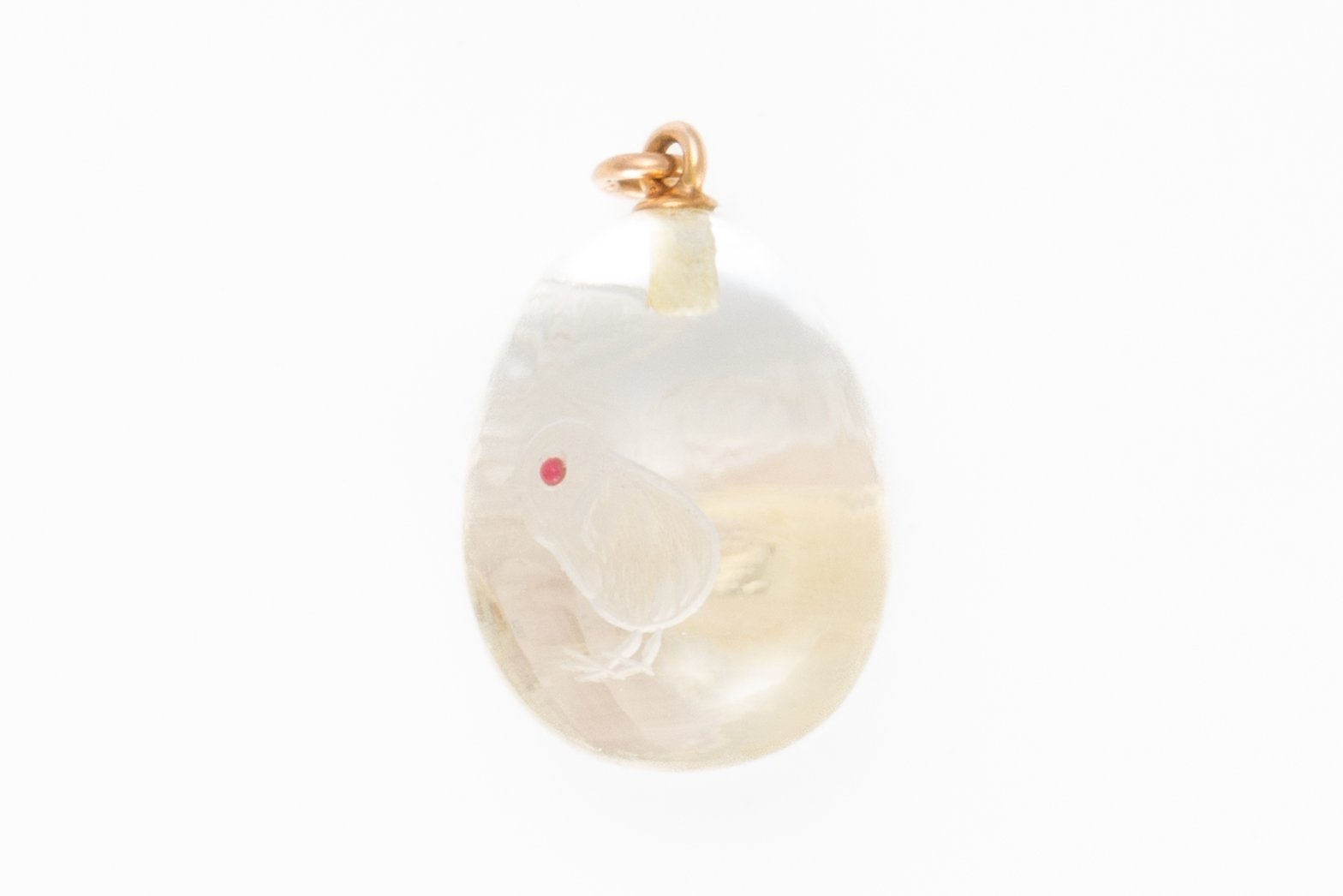 AN EARLY 20TH CENTURY ROCK CRYSTAL AND RUBY EGG CHARM - Image 2 of 2